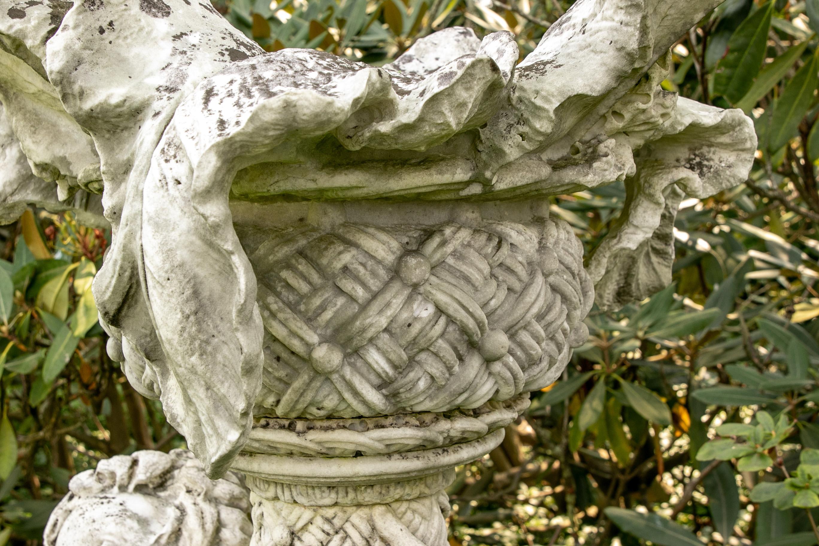 Antike geschnitzte Gartenputto-Figur aus Marmor im Zustand „Starke Gebrauchsspuren“ im Angebot in Bridgeport, CT