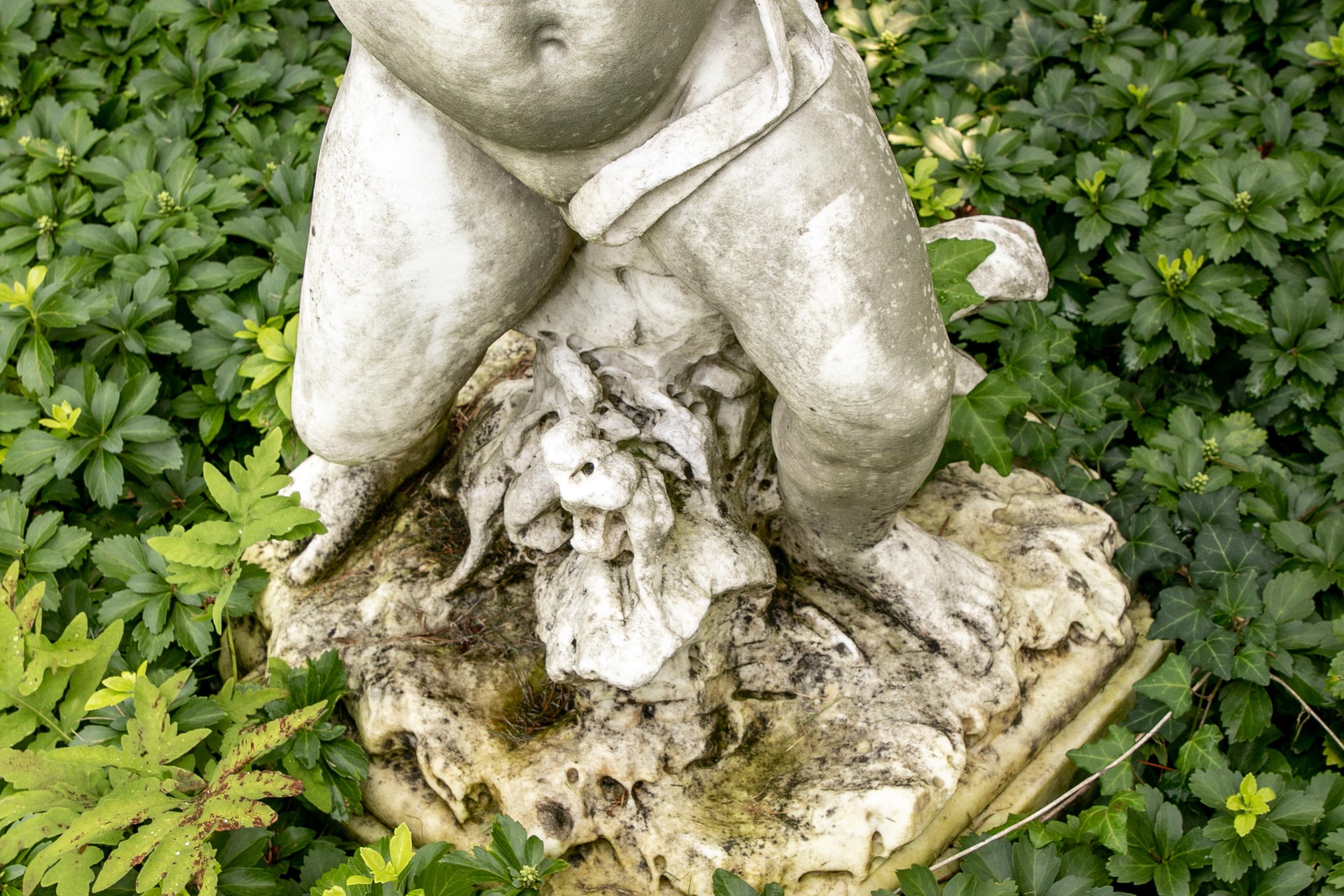 XIXe siècle Ancienne figurine de putto de jardin en marbre sculpté en vente