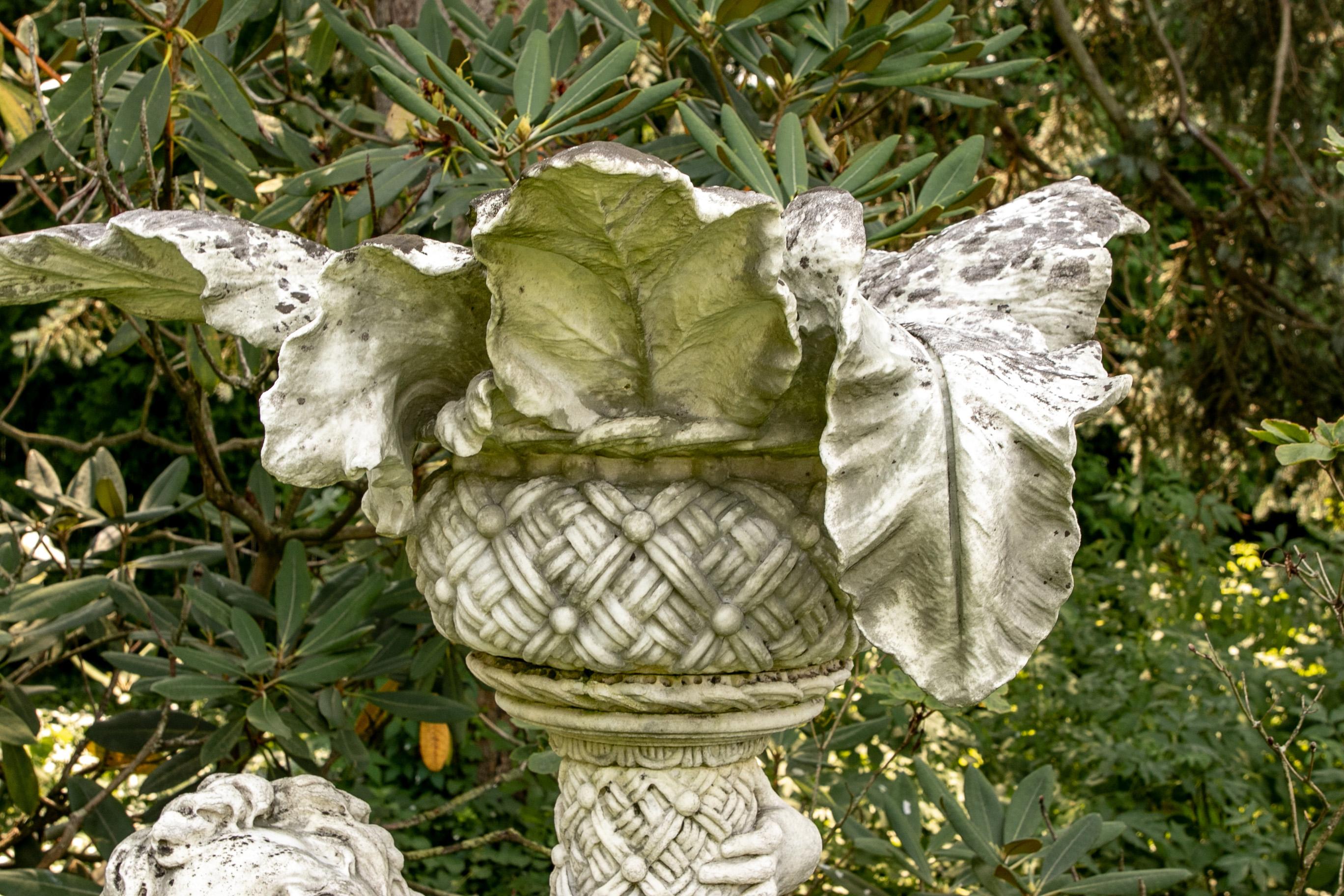 Ancienne figurine de putto de jardin en marbre sculpté en vente 1
