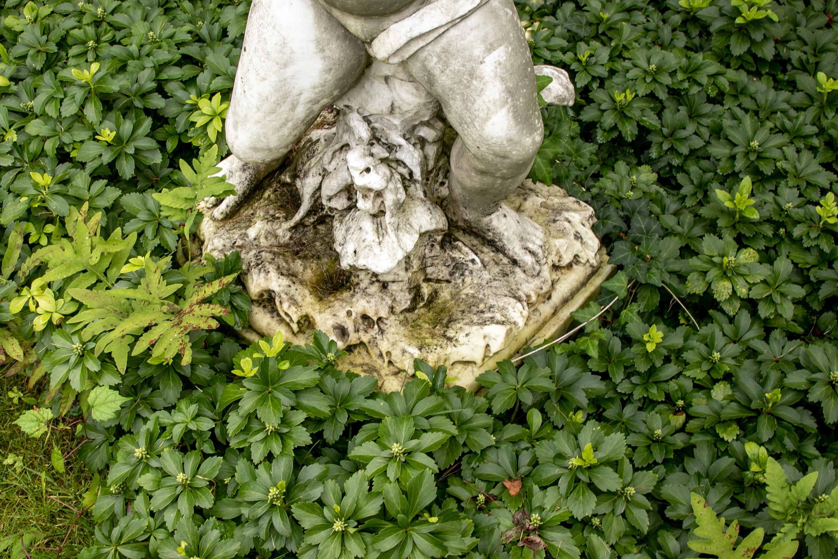 Ancienne figurine de putto de jardin en marbre sculpté en vente 2