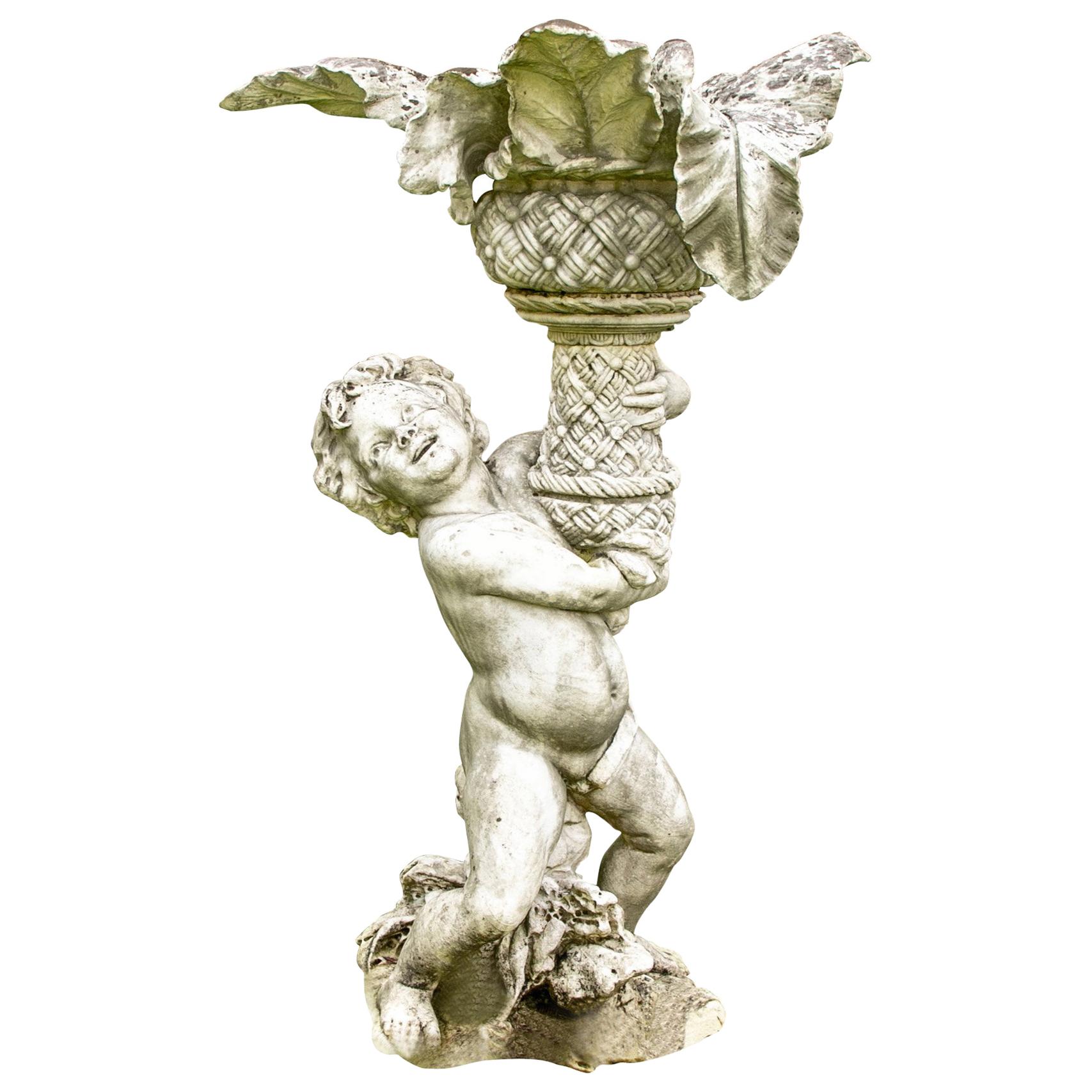 Ancienne figurine de putto de jardin en marbre sculpté