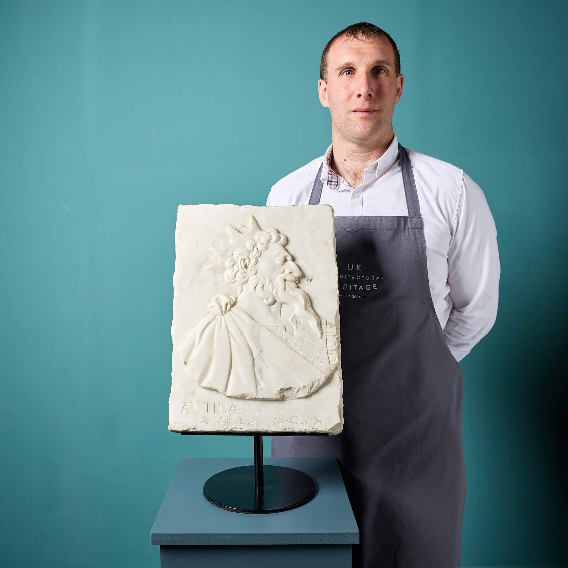 Superbe plaque ancienne en marbre sculpté représentant Attila le Hun.

Connu pour être l'un des ennemis les plus redoutables que les Romains aient jamais affrontés, les traits distinctifs d'Atilla sont sculptés de manière experte dans cette