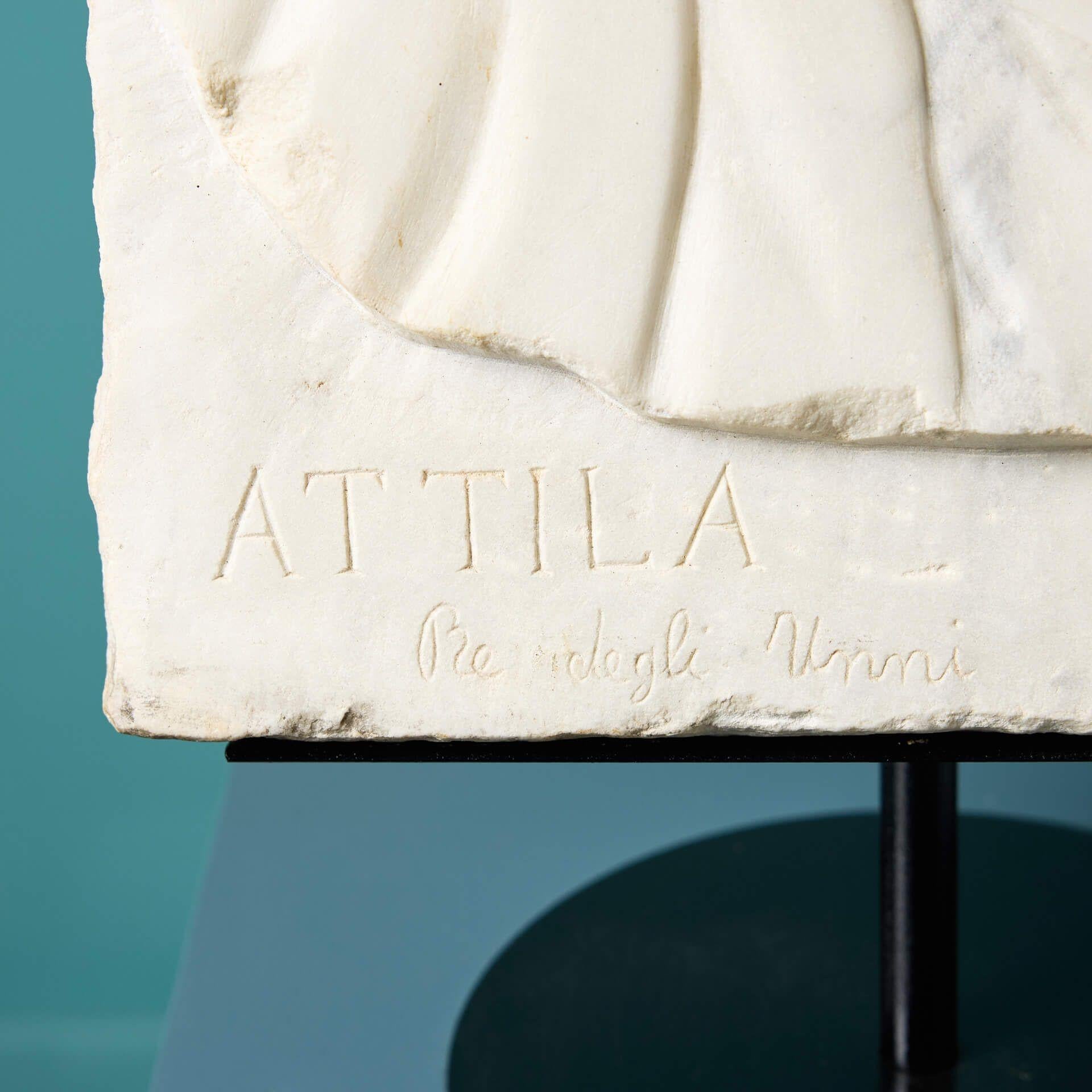 XIXe siècle Plaque ancienne en marbre sculpté de Attila le Hun en vente