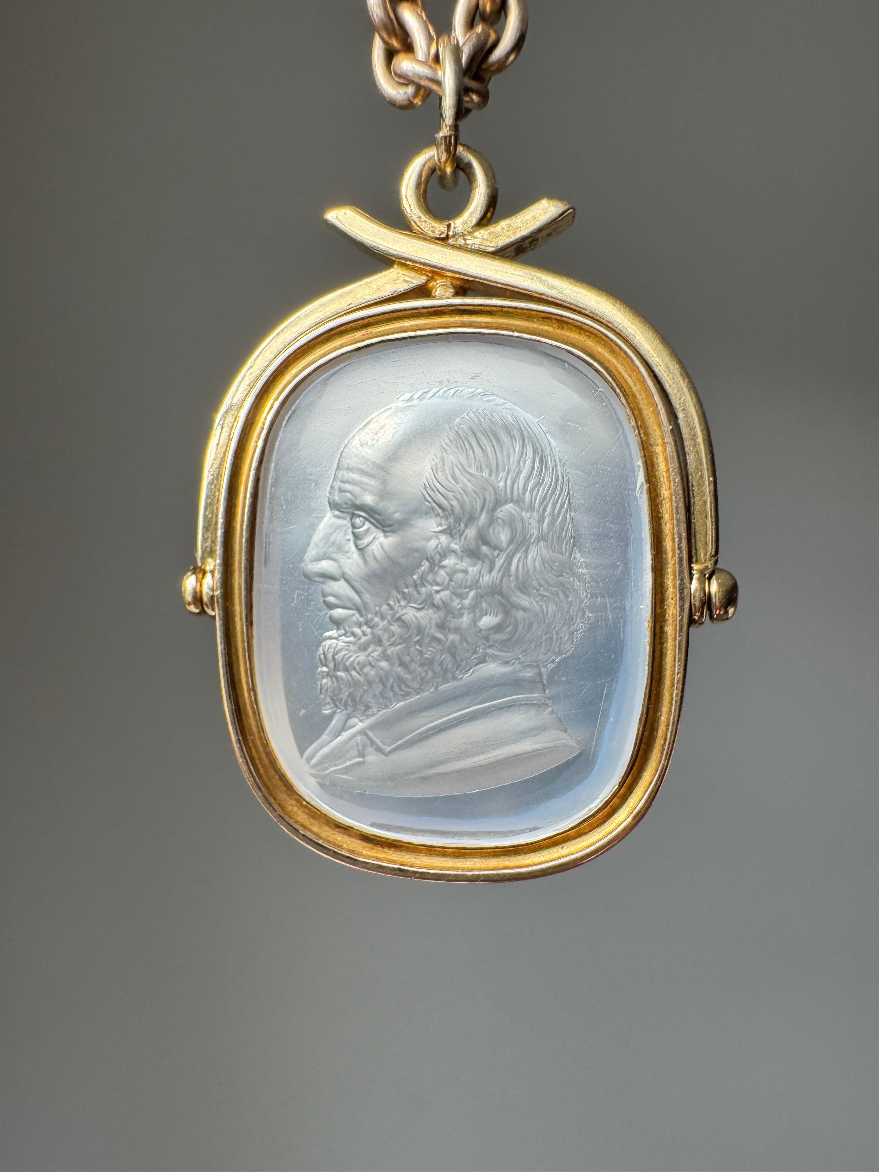 Cabochon Antico ciondolo a forma di ciondolo con pietra di luna intagliata di Shakespeare in vendita