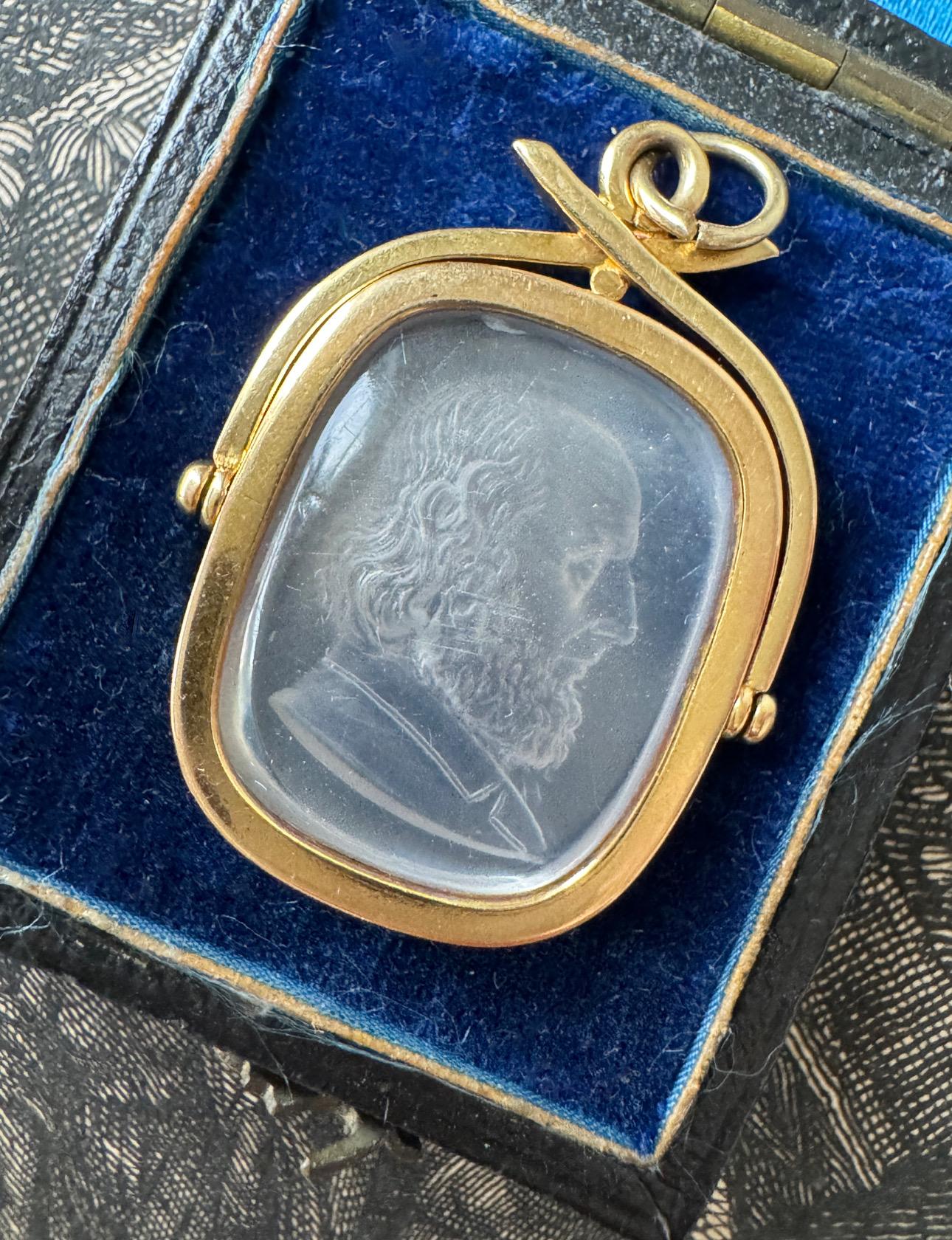 Antico ciondolo a forma di ciondolo con pietra di luna intagliata di Shakespeare in vendita 4