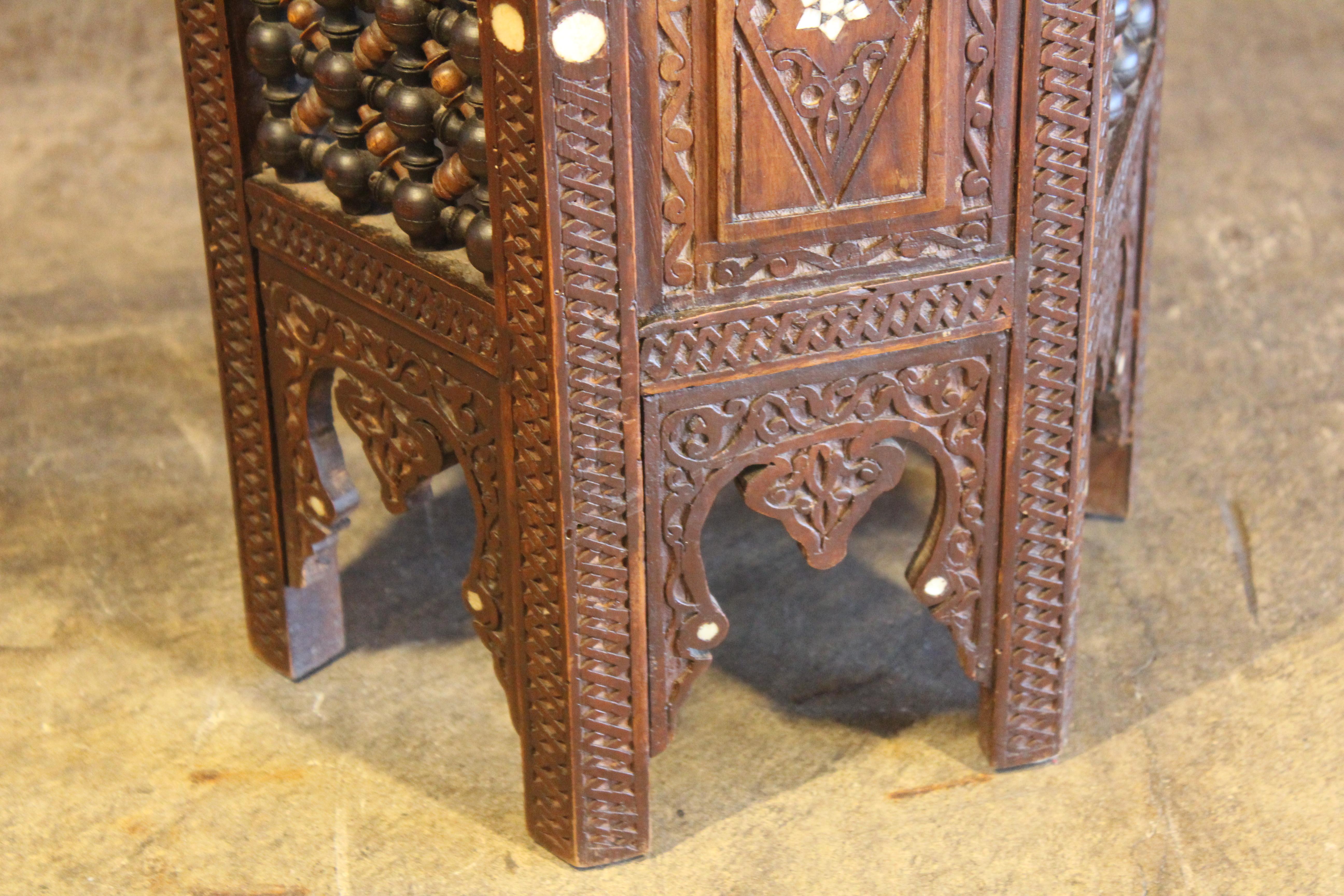 Ancienne table d'appoint mauresque sculptée en vente 3