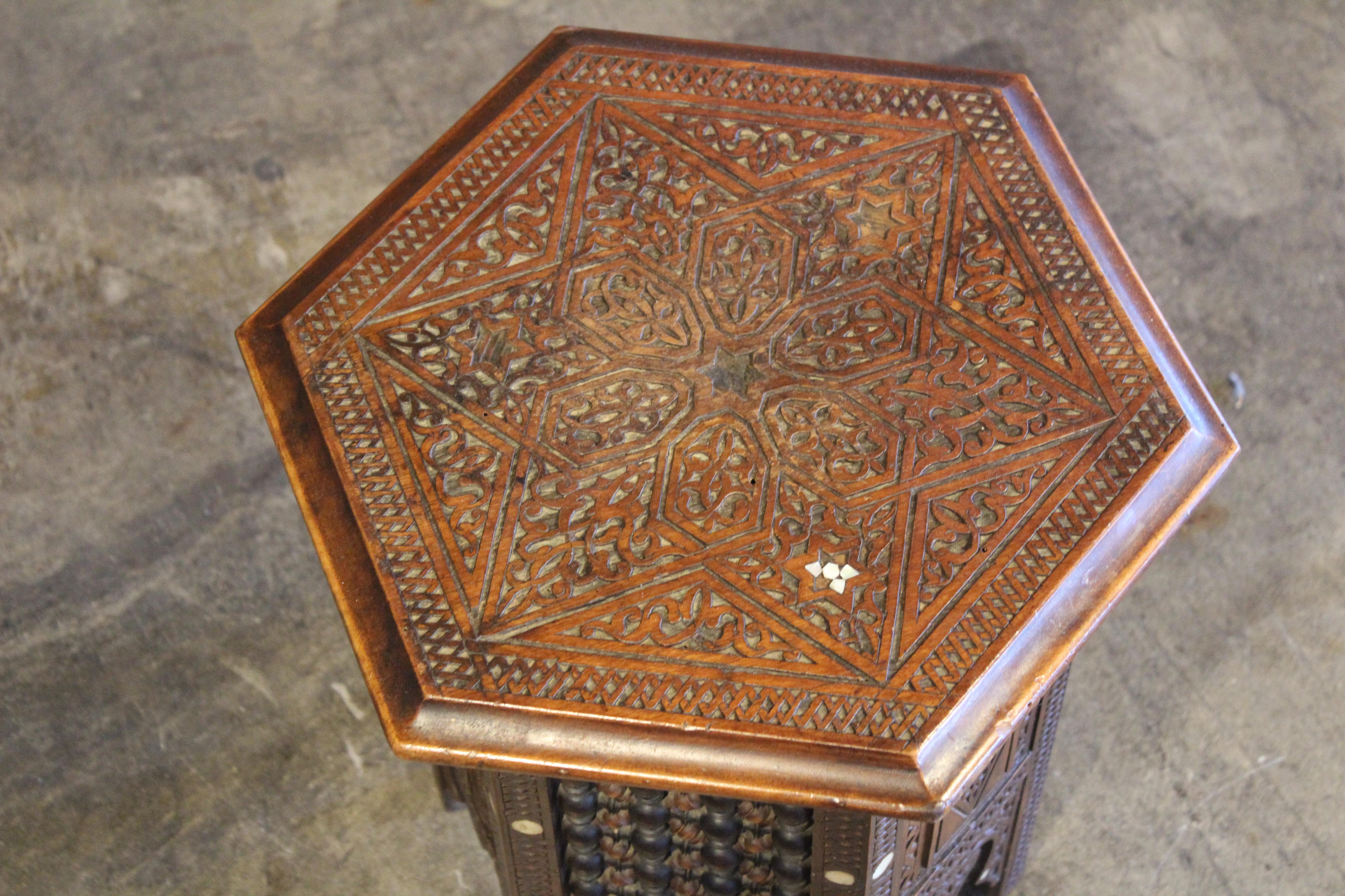 Ancienne table d'appoint mauresque sculptée en vente 5