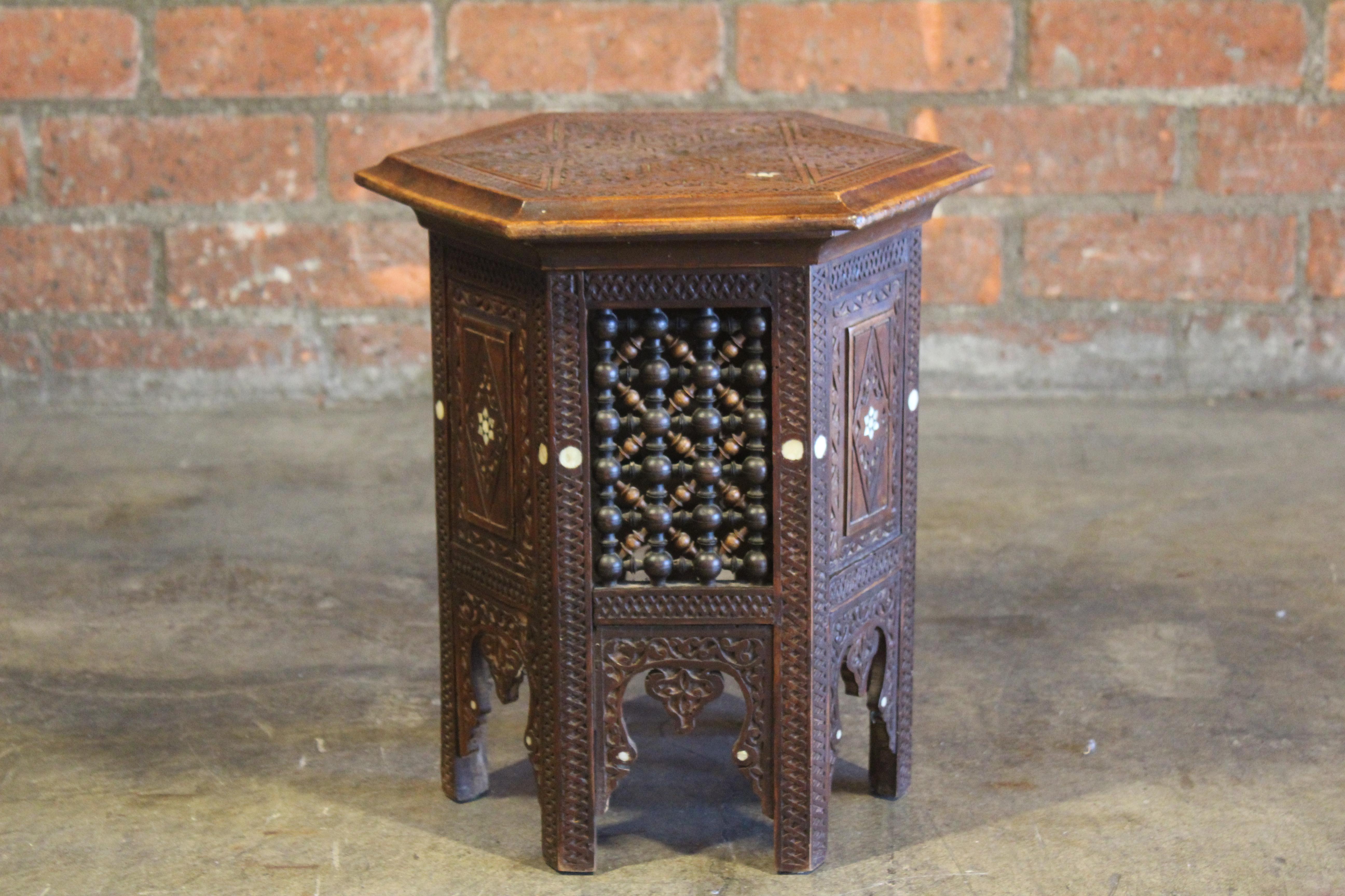 Mauresque Ancienne table d'appoint mauresque sculptée en vente