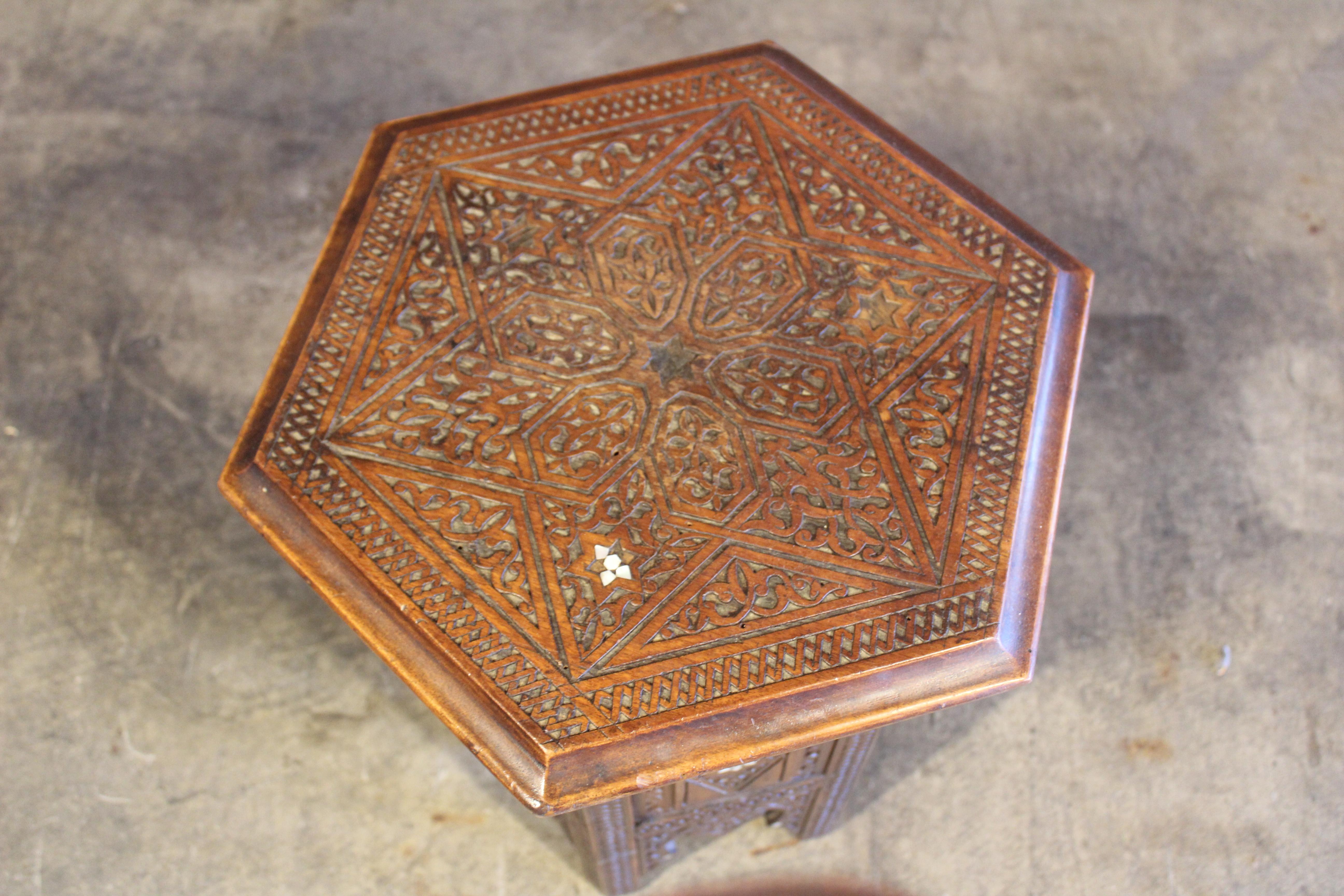 Ancienne table d'appoint mauresque sculptée Bon état - En vente à Los Angeles, CA