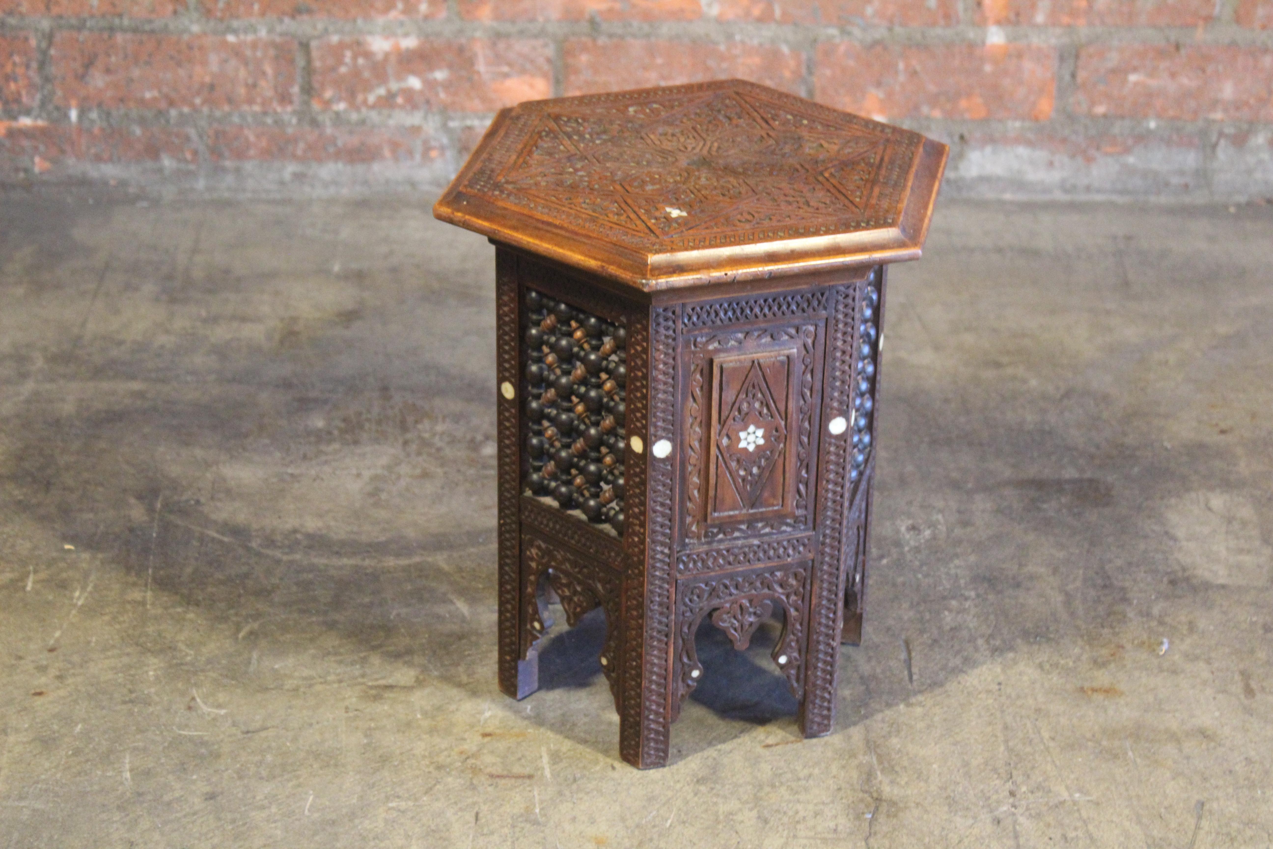Début du 20ème siècle Ancienne table d'appoint mauresque sculptée en vente