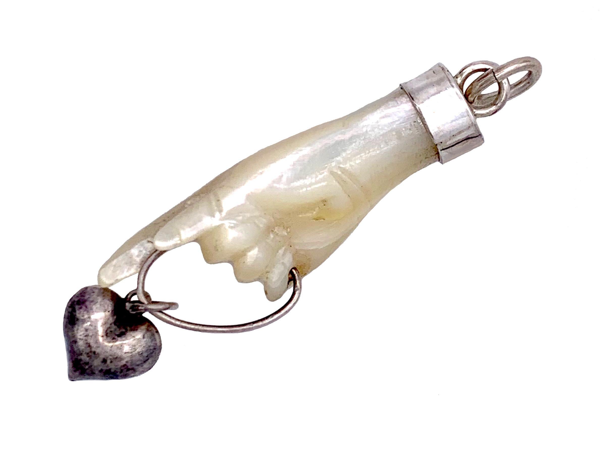 Antike geschnitzte Perlmutt Hand mit Silber Herz Anhänger Love Token (George IV.)