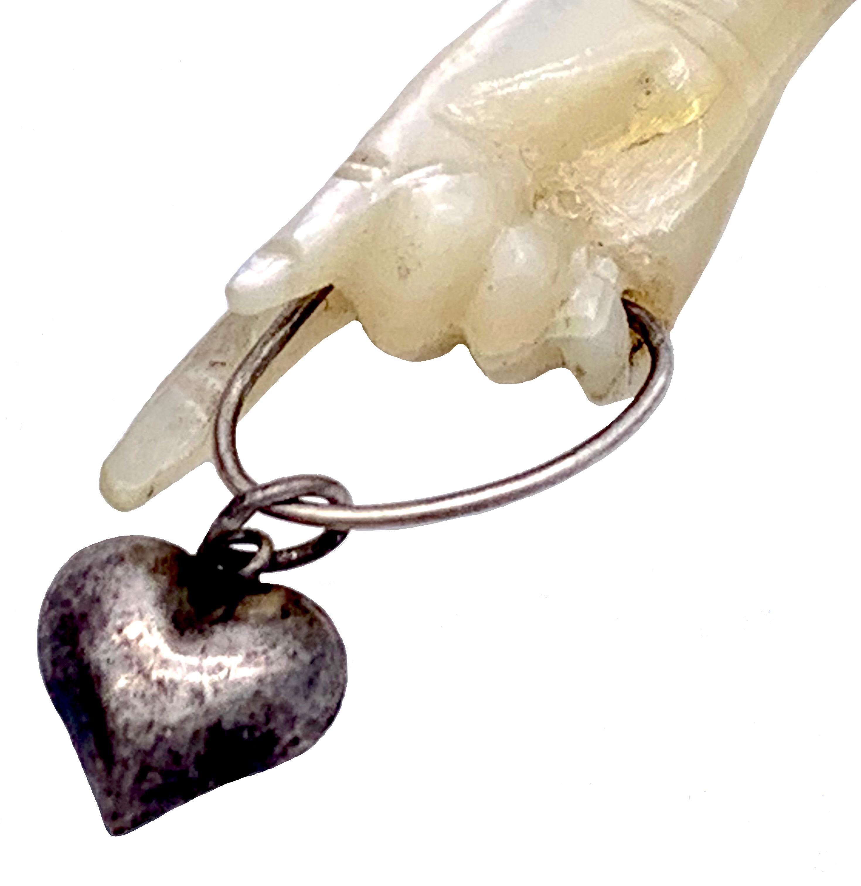 Antike geschnitzte Perlmutt Hand mit Silber Herz Anhänger Love Token im Zustand „Gut“ in Munich, Bavaria