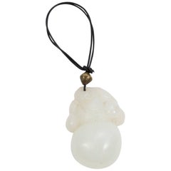 Antique collier à pendentifs en jade blanc naturel sculpté et calebasse:: circa 1700s