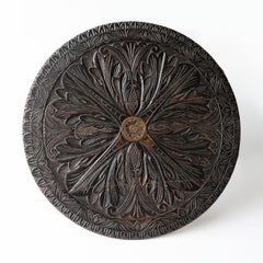 Ancienne table tripode d'art populaire en chêne et pin sculpté, 19ème siècle