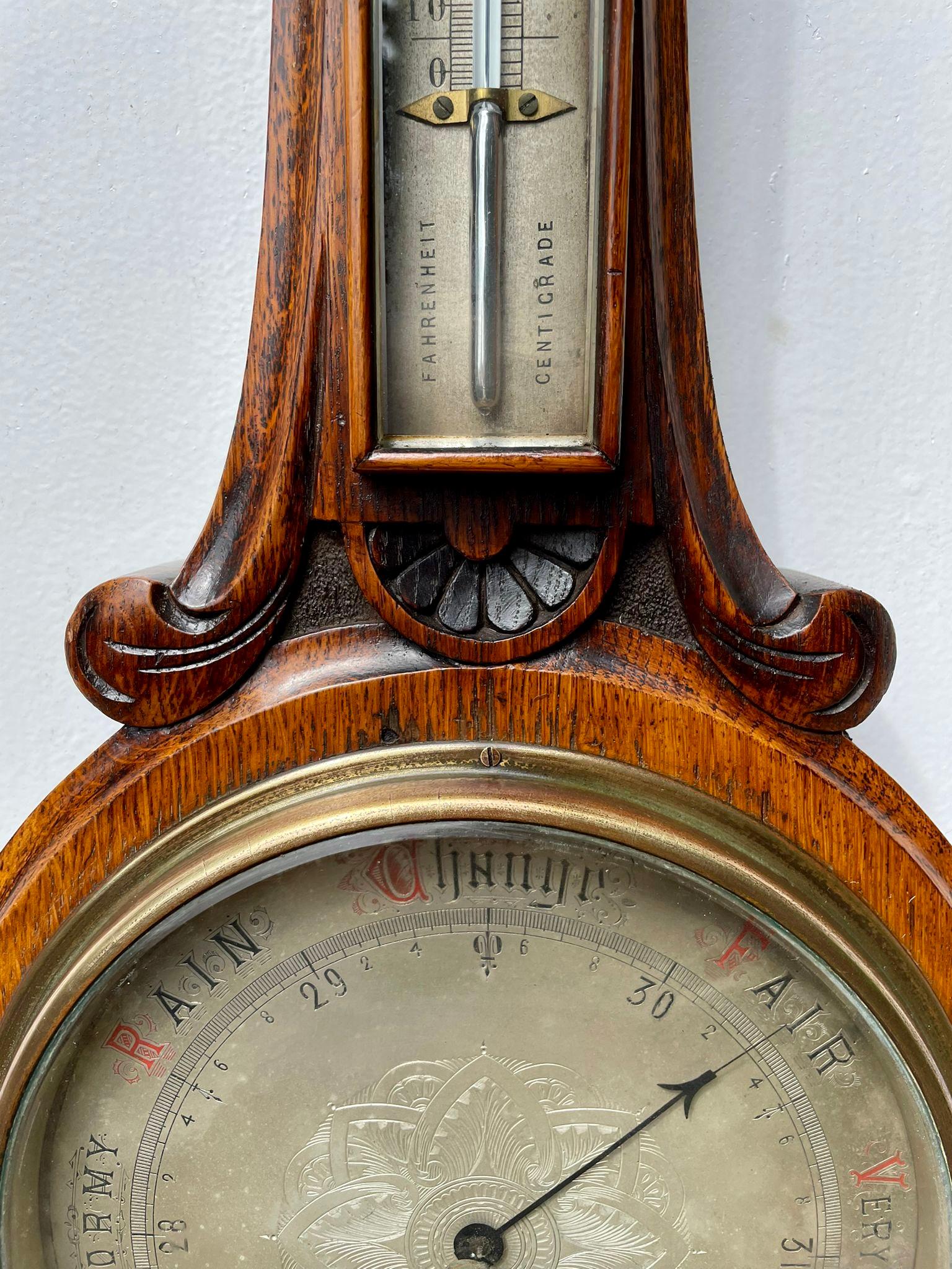 Antique carved oak banjo barometer having a carved oak shaped case with a thermometer and a 9 inch pretty silver engraved dial, original hands and brass bezel.

Lovely condition and in good working order.

Measures: H 85cm
W 27cm 
D