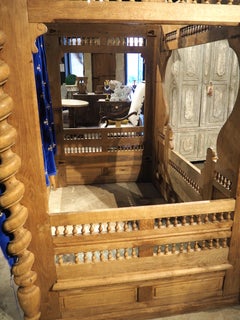 Lit ancien en chêne sculpté de Bretagne, France, vers 1890