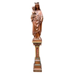 Statue d'église en chêne sculpté de style néo-gothique représentant Mère Marie et enfant Jésus et piédestal