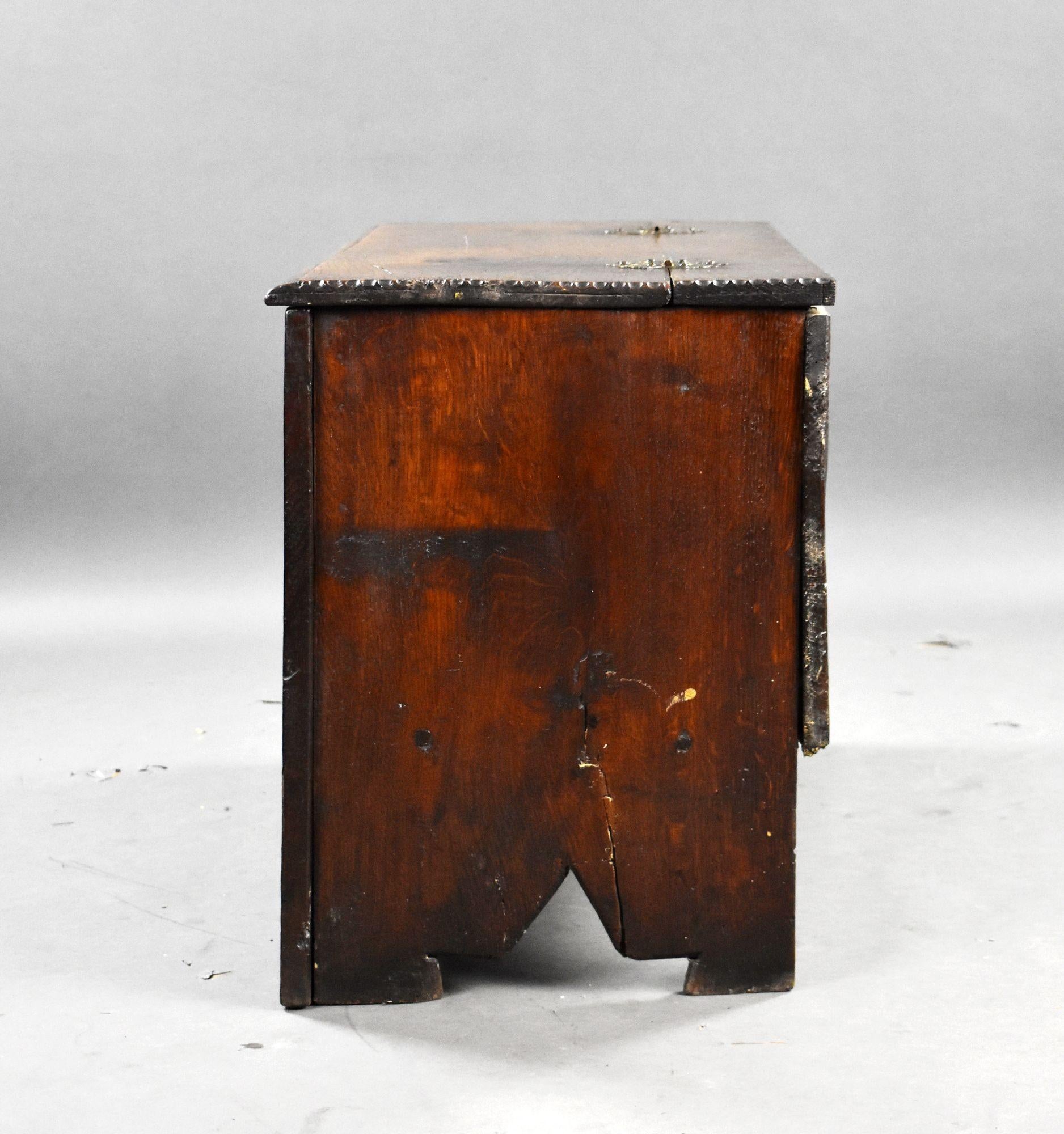 Antike geschnitzte Eiche Coffer (18. Jahrhundert und früher) im Angebot