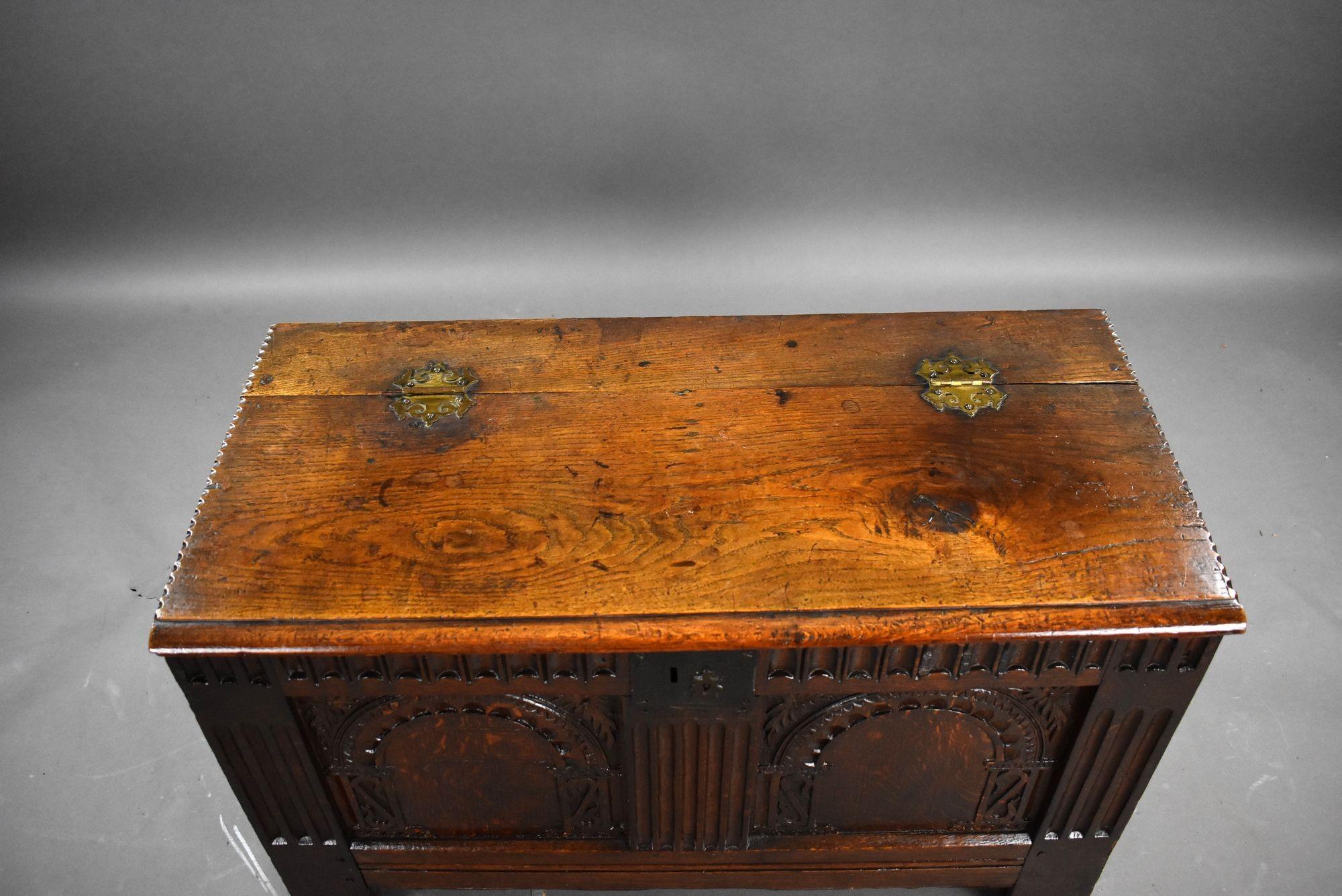 Antike geschnitzte Eiche Coffer (Eichenholz) im Angebot