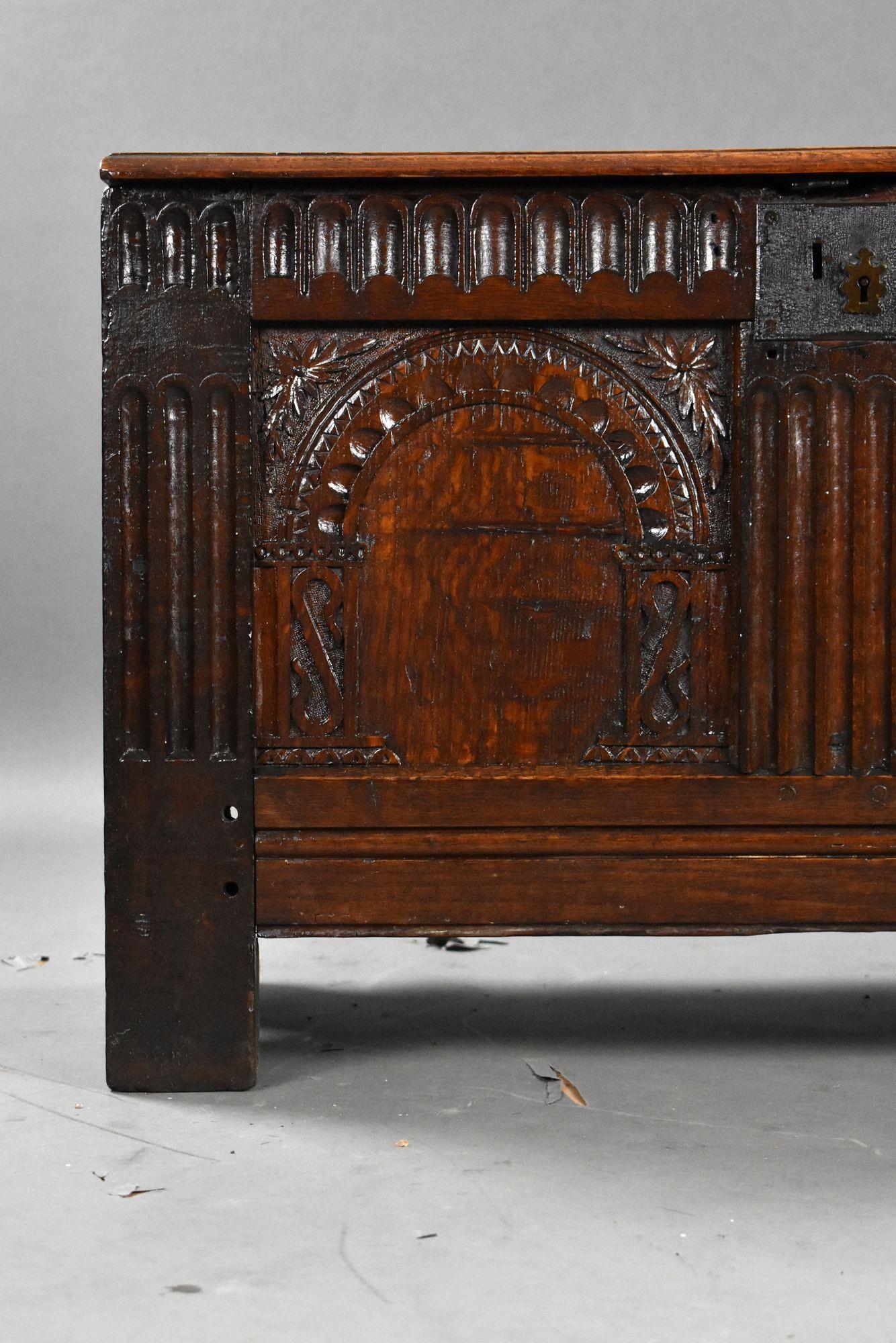 Antike geschnitzte Eiche Coffer im Angebot 2