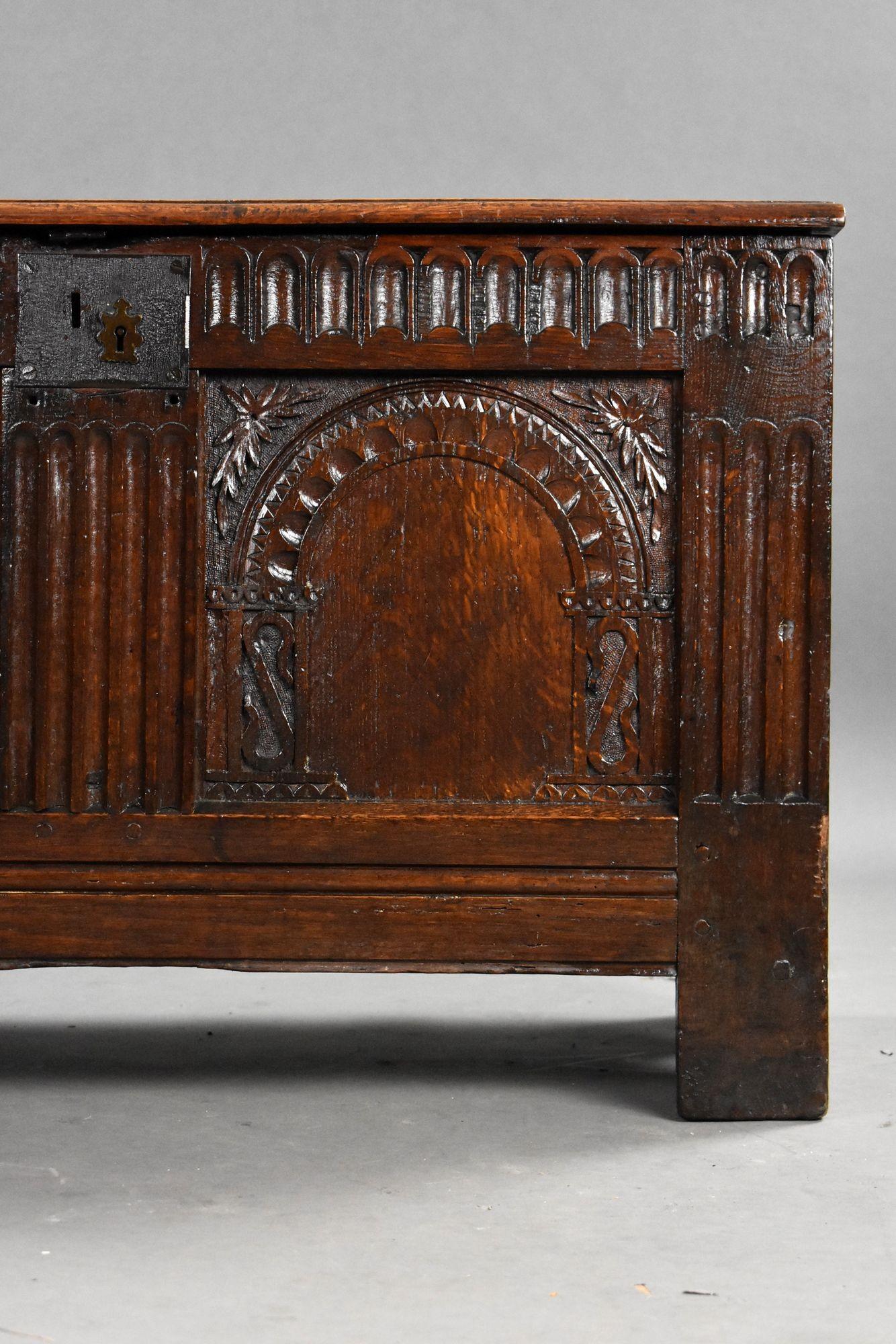 Antike geschnitzte Eiche Coffer im Angebot 3