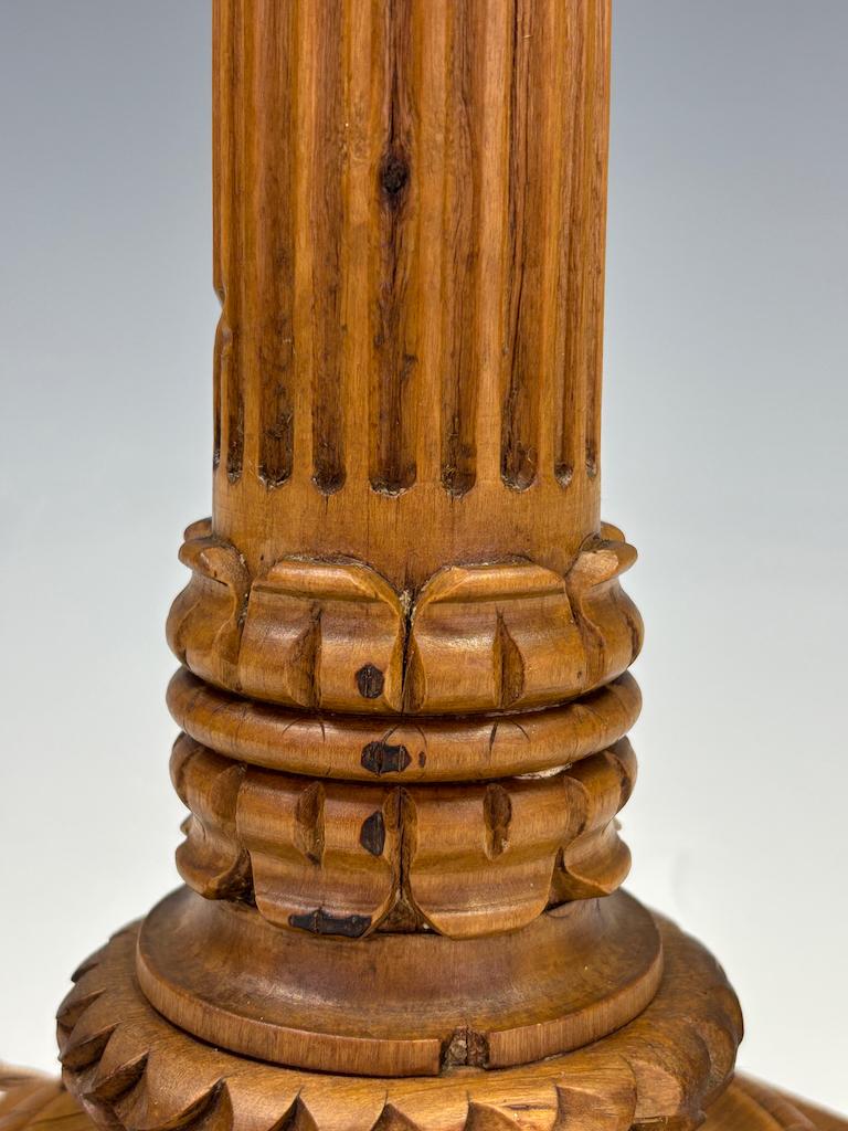 Ancienne lampe de table à colonne corinthienne en chêne sculpté C.I.C. - néoclassique en vente 5