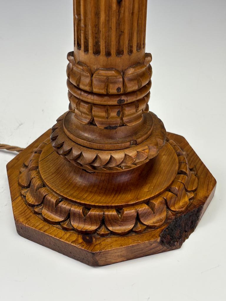 Ancienne lampe de table à colonne corinthienne en chêne sculpté C.I.C. - néoclassique en vente 6