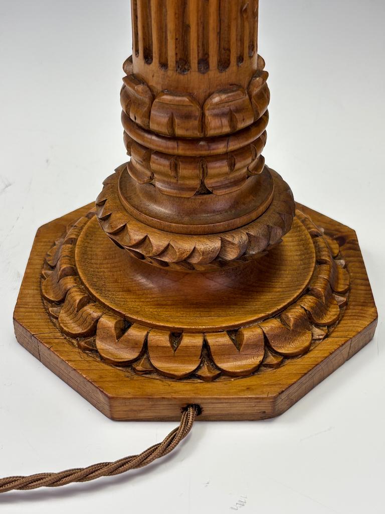 Ancienne lampe de table à colonne corinthienne en chêne sculpté C.I.C. - néoclassique en vente 7