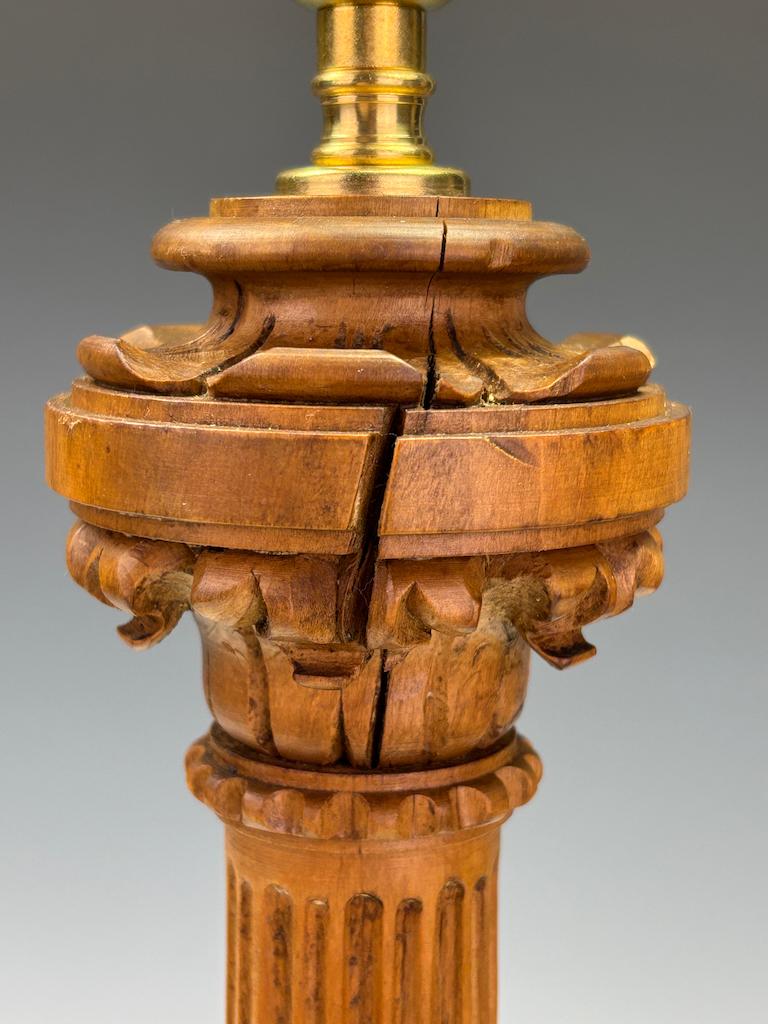 Ancienne lampe de table à colonne corinthienne en chêne sculpté C.I.C. - néoclassique en vente 8