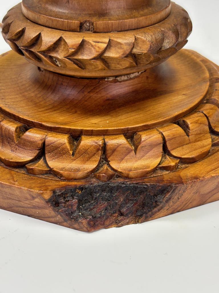 Ancienne lampe de table à colonne corinthienne en chêne sculpté C.I.C. - néoclassique en vente 9