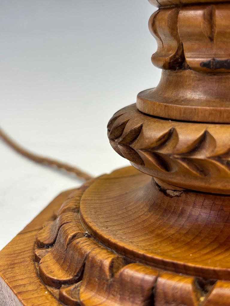 Ancienne lampe de table à colonne corinthienne en chêne sculpté C.I.C. - néoclassique en vente 11