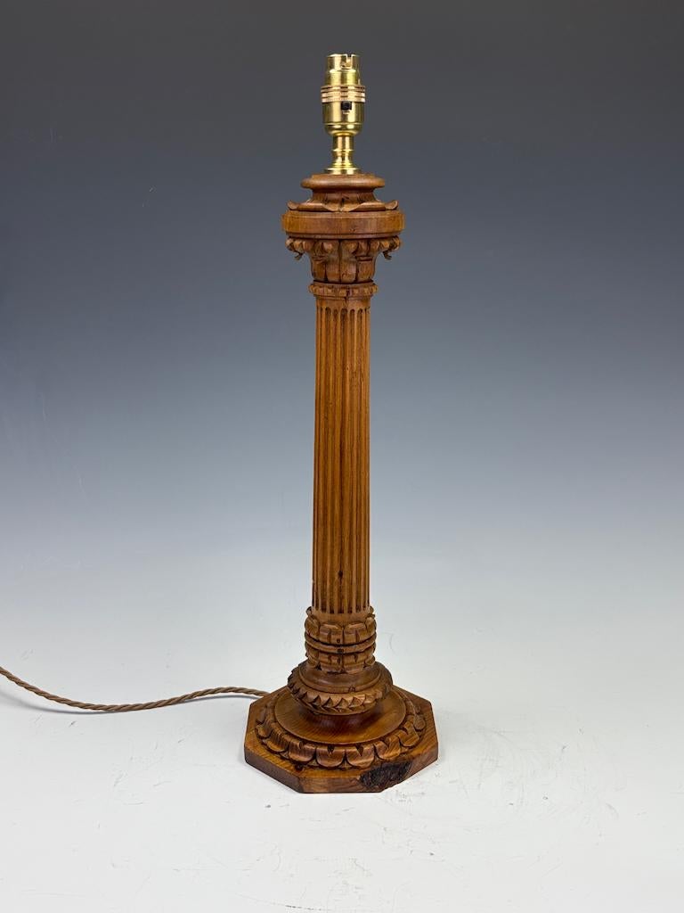 Ancienne lampe de table corinthienne sculptée, c.1920
Lampe de table finement sculptée à la manière classique, modelée d'après une colonne corinthienne avec une tige cannelée, un collier de feuillage et une base octogonale audacieuse. Le bois,