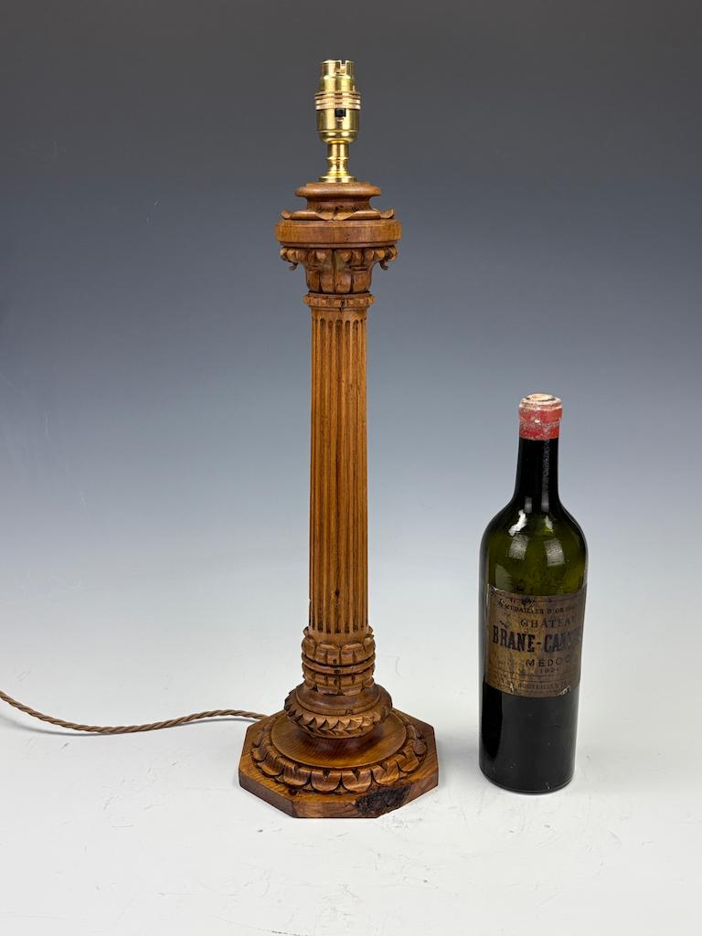 Ancienne lampe de table à colonne corinthienne en chêne sculpté C.I.C. - néoclassique Bon état - En vente à Lincoln, GB