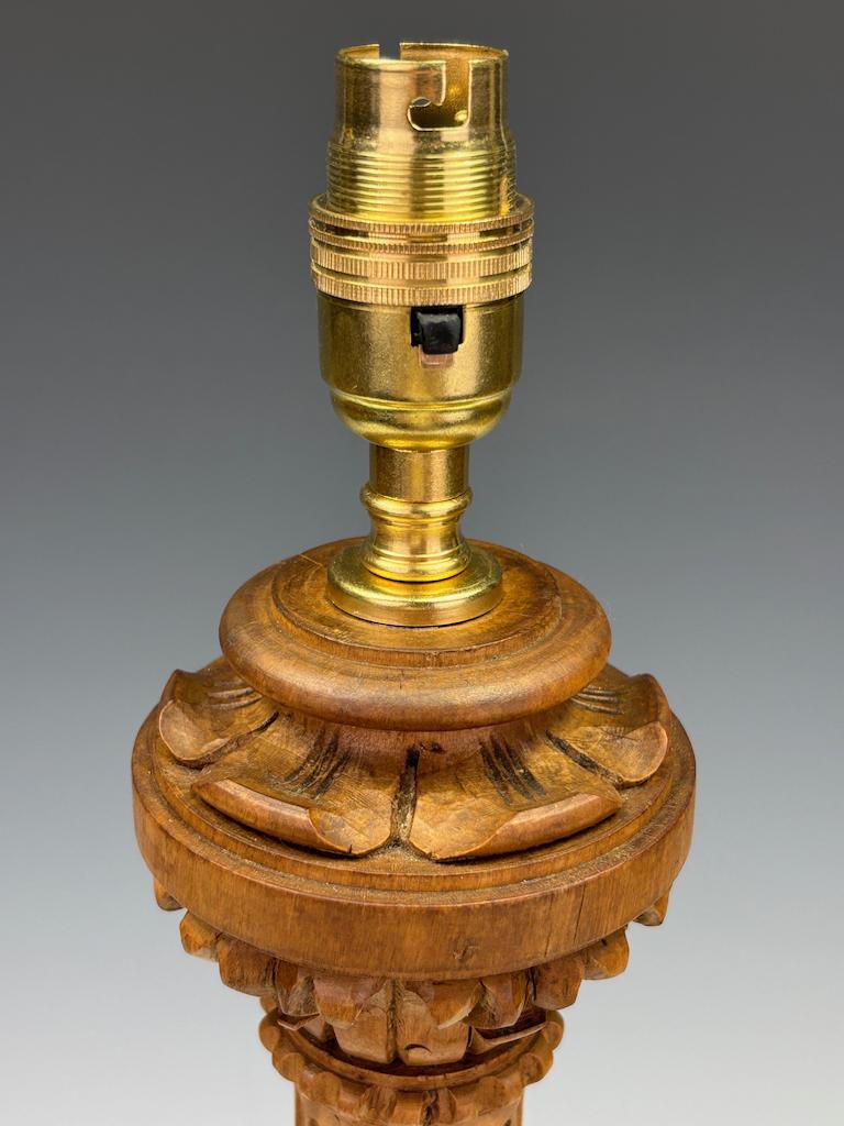 20ième siècle Ancienne lampe de table à colonne corinthienne en chêne sculpté C.I.C. - néoclassique en vente