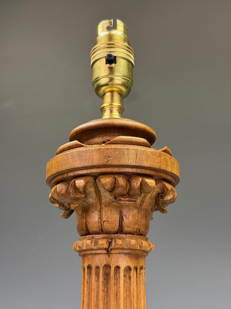 Bois Ancienne lampe de table à colonne corinthienne en chêne sculpté C.I.C. - néoclassique en vente
