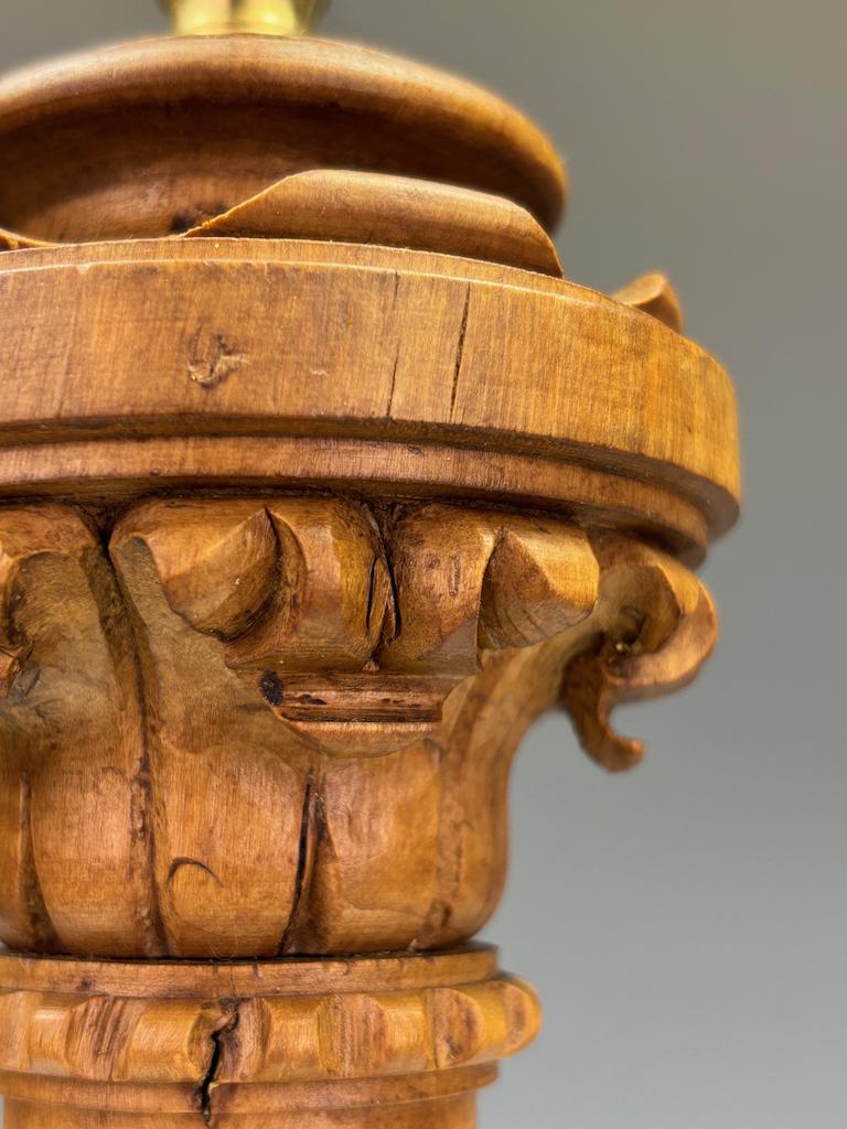 Ancienne lampe de table à colonne corinthienne en chêne sculpté C.I.C. - néoclassique en vente 1
