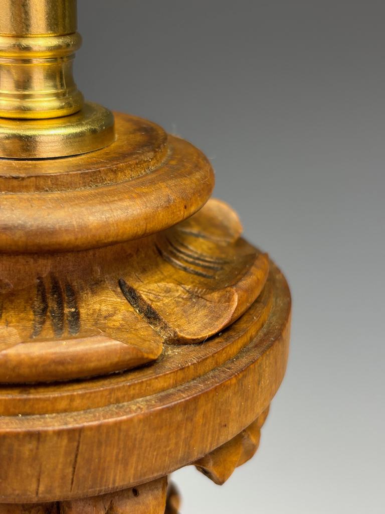 Ancienne lampe de table à colonne corinthienne en chêne sculpté C.I.C. - néoclassique en vente 2