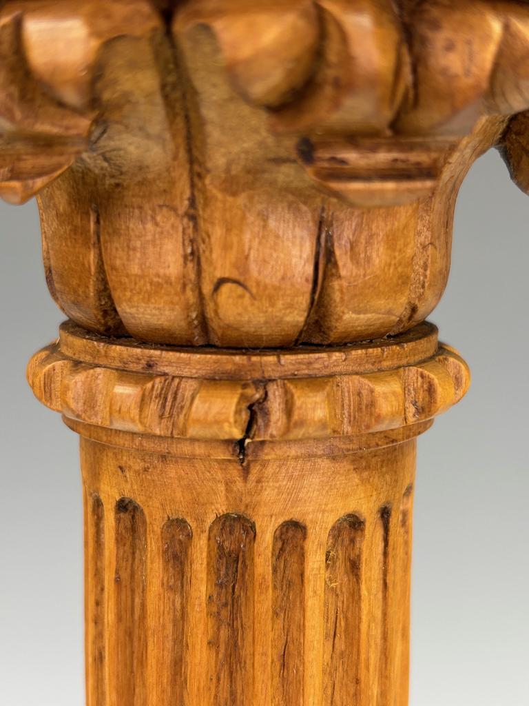 Ancienne lampe de table à colonne corinthienne en chêne sculpté C.I.C. - néoclassique en vente 3