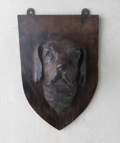 Armorial antiguo de roble tallado con cabeza de perro. Inglés Siglo XIX