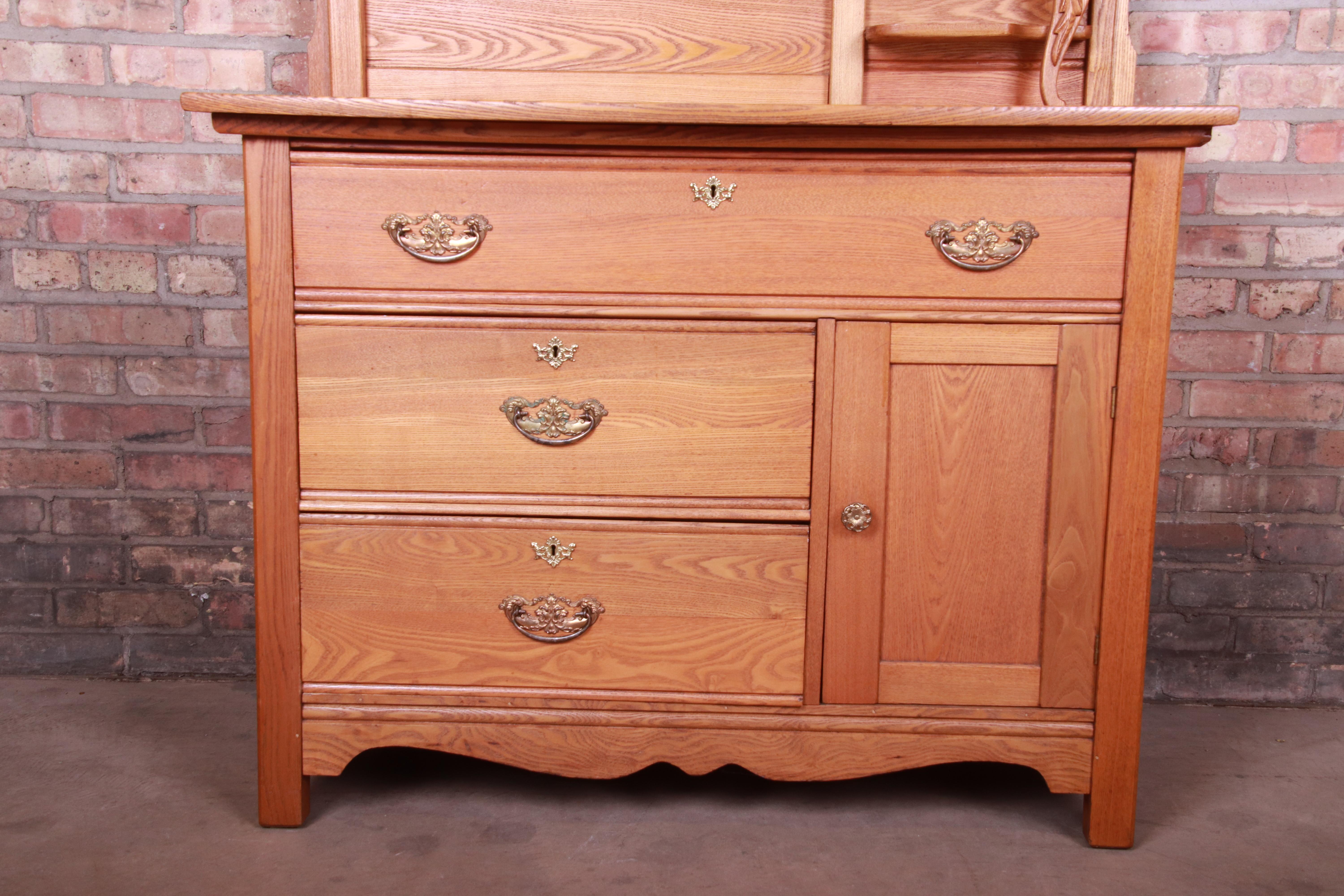 A gorgeous antique Arts & Crafts carved oak dresser with mirror

By Estey Manufacturing Co.

USA, circa 1900

Measures: 42.5