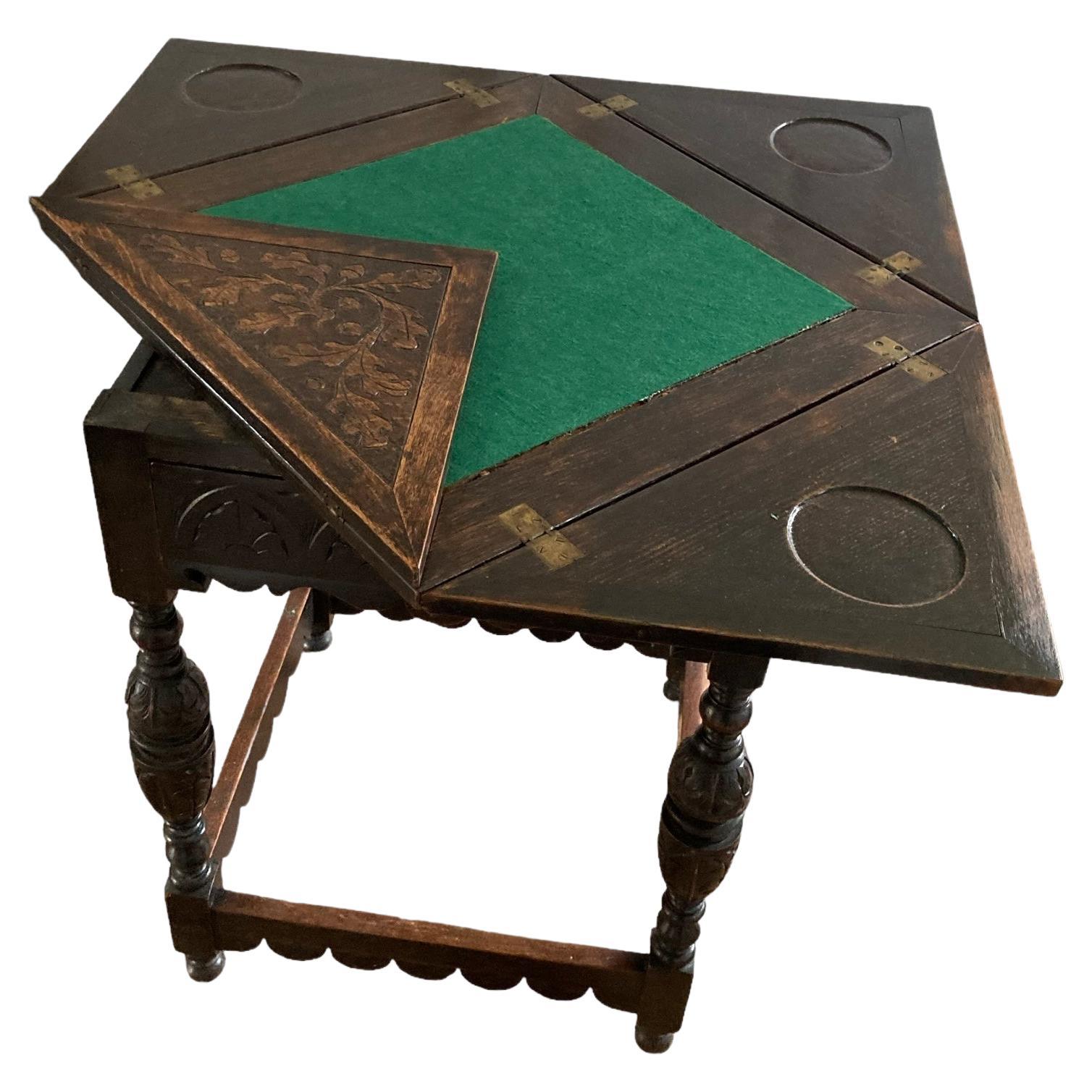 Antiker Kartentisch aus geschnitzter Eiche mit einer Schublade und Spielfächern aus Eichenholz.