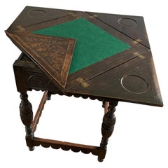 Ancienne table à cartes enveloppe en chêne sculpté avec un seul tiroir et des puits de jeu