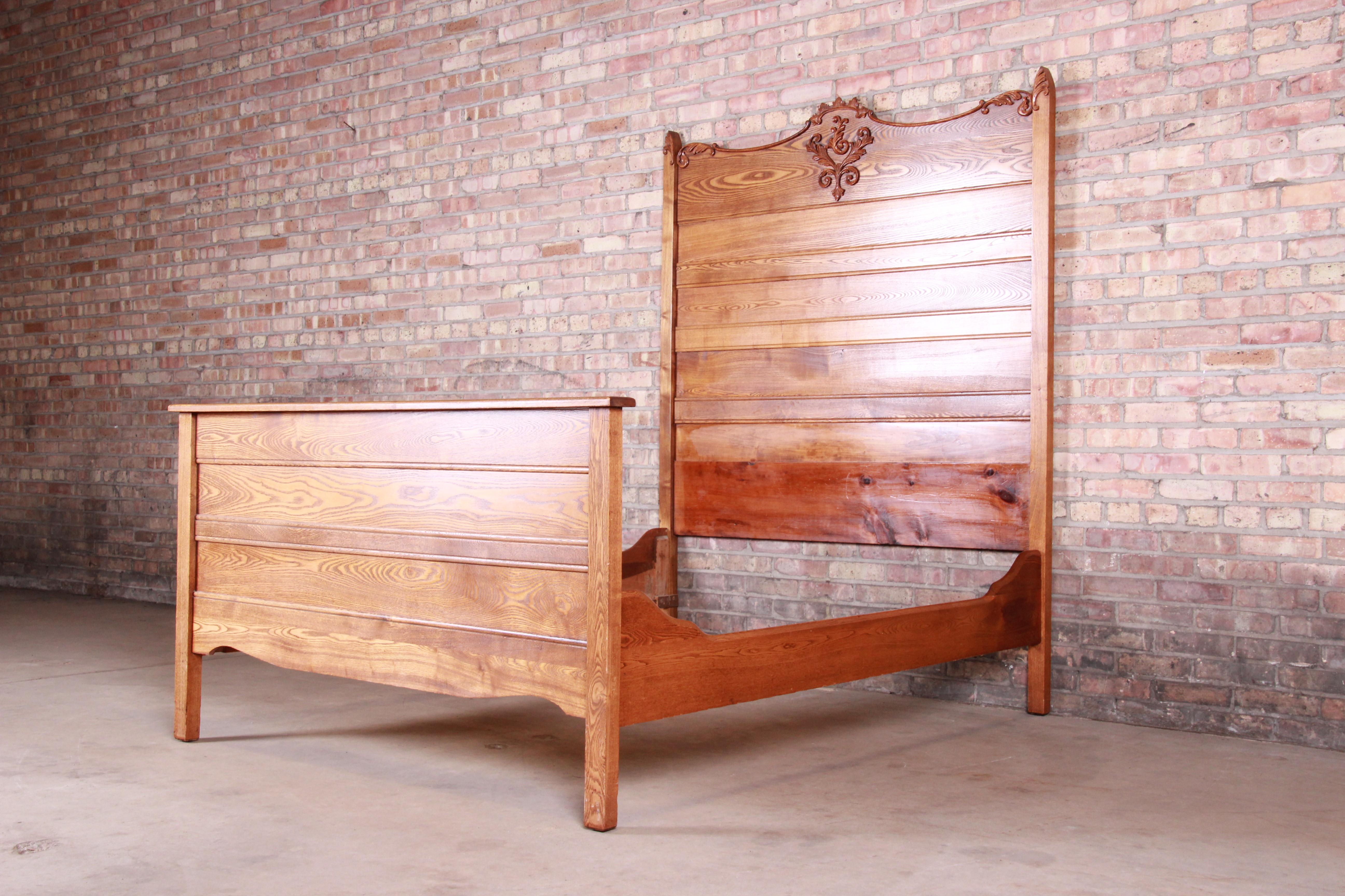 A gorgeous antique carved oak full size bed frame

USA, circa 1900

Measures: 58.13