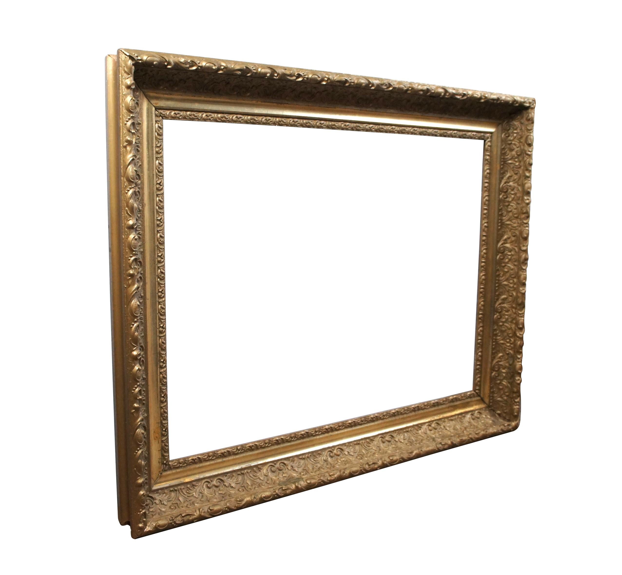 Gran marco antiguo de madera dorada para cuadros / arte / espejo, biselado y tallado con un motivo de hojas de acanto / foliadas arremolinadas. Acomoda arte de aproximadamente 34