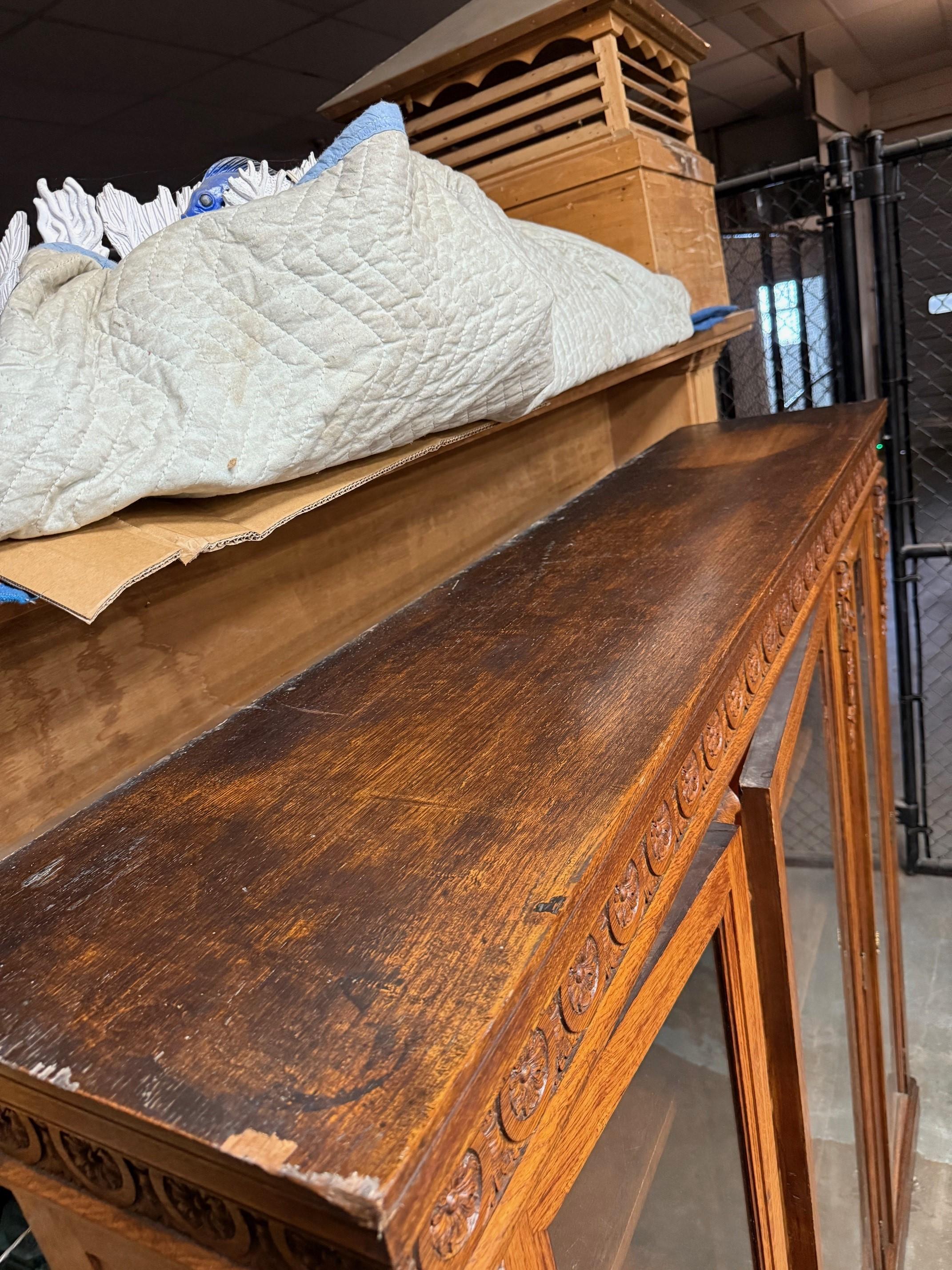Ancienne bibliothèque à trois portes en Oak Oak sculpté et vitré en vente 4