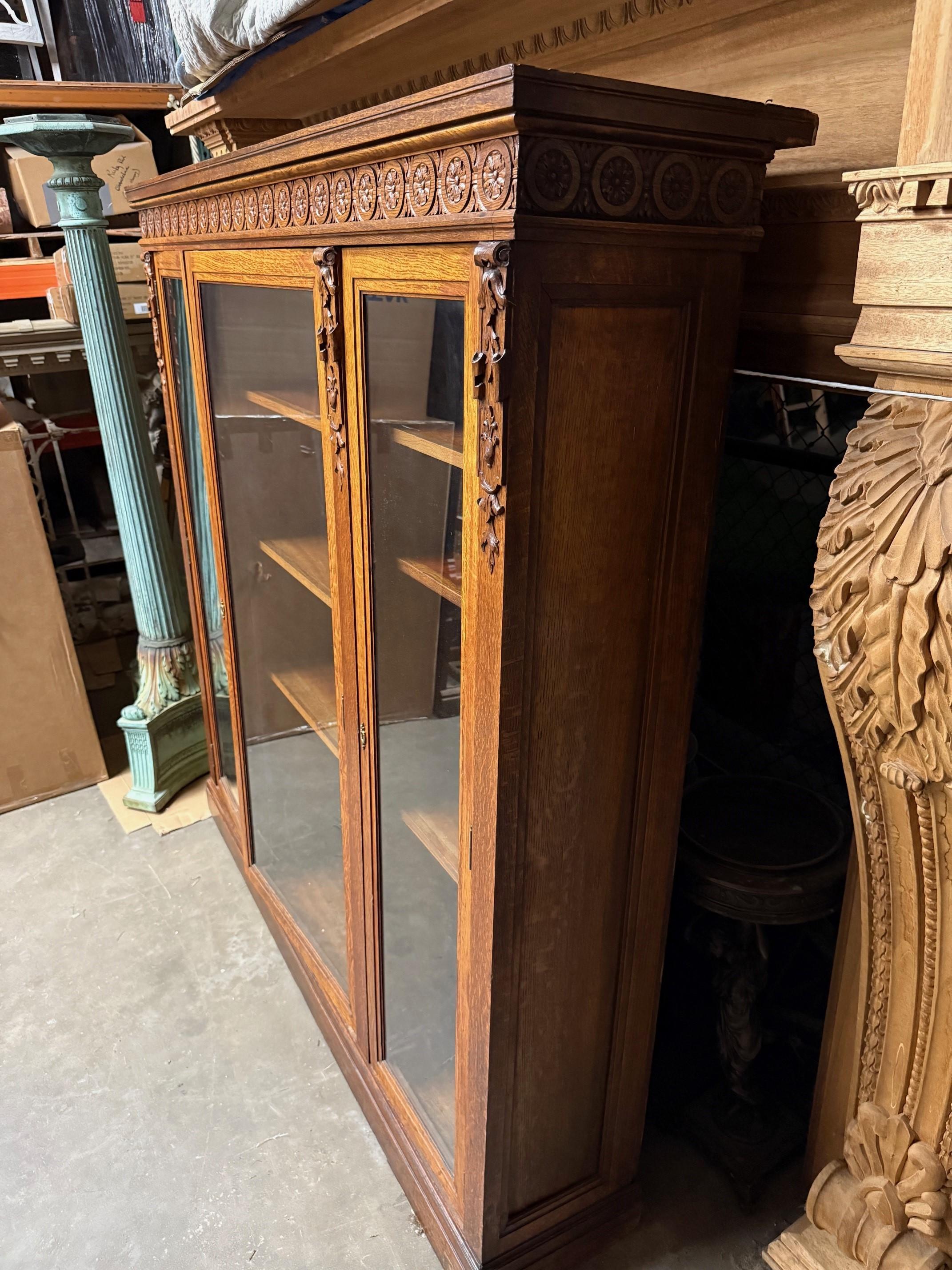 Ancienne bibliothèque à trois portes en Oak Oak sculpté et vitré en vente 5