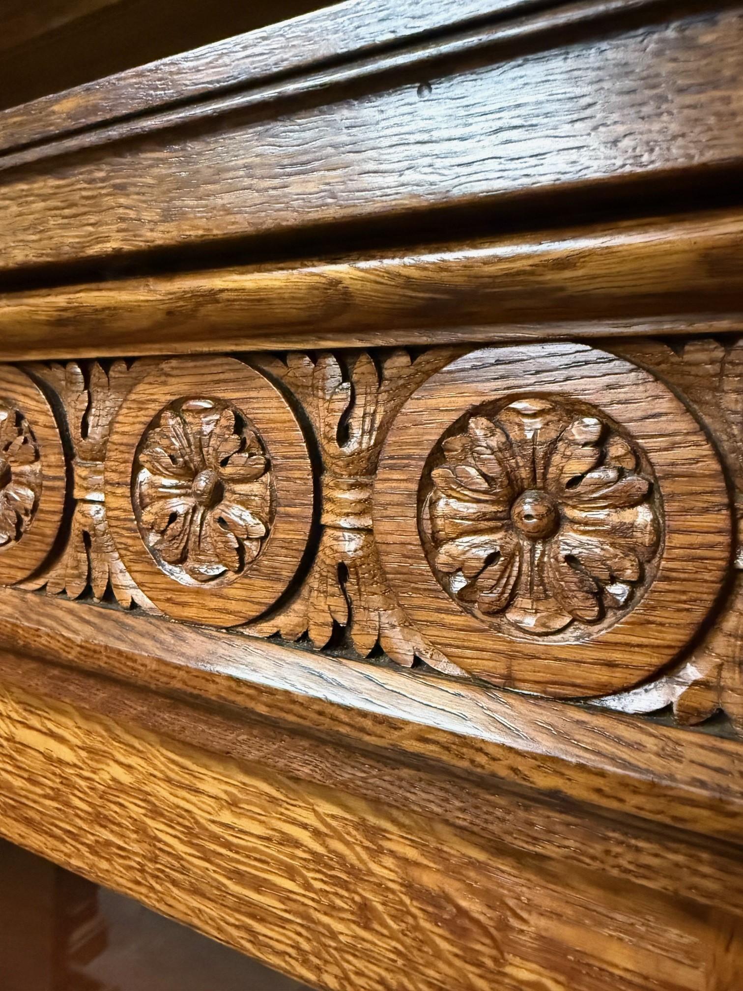 Ancienne bibliothèque à trois portes en Oak Oak sculpté et vitré en vente 6