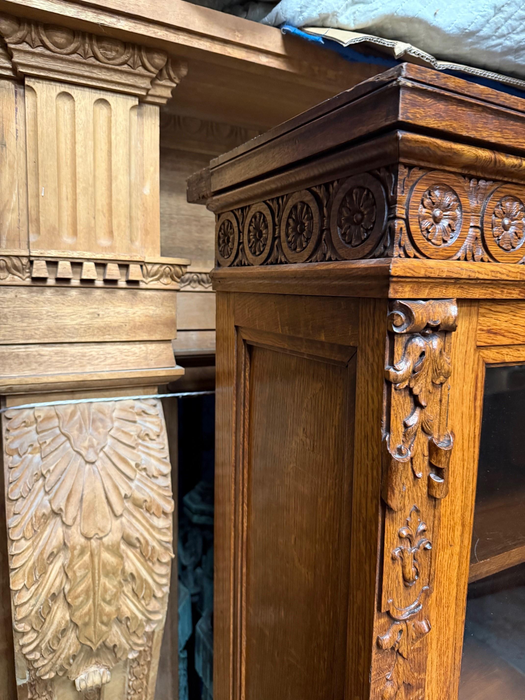 Ancienne bibliothèque à trois portes en Oak Oak sculpté et vitré en vente 7
