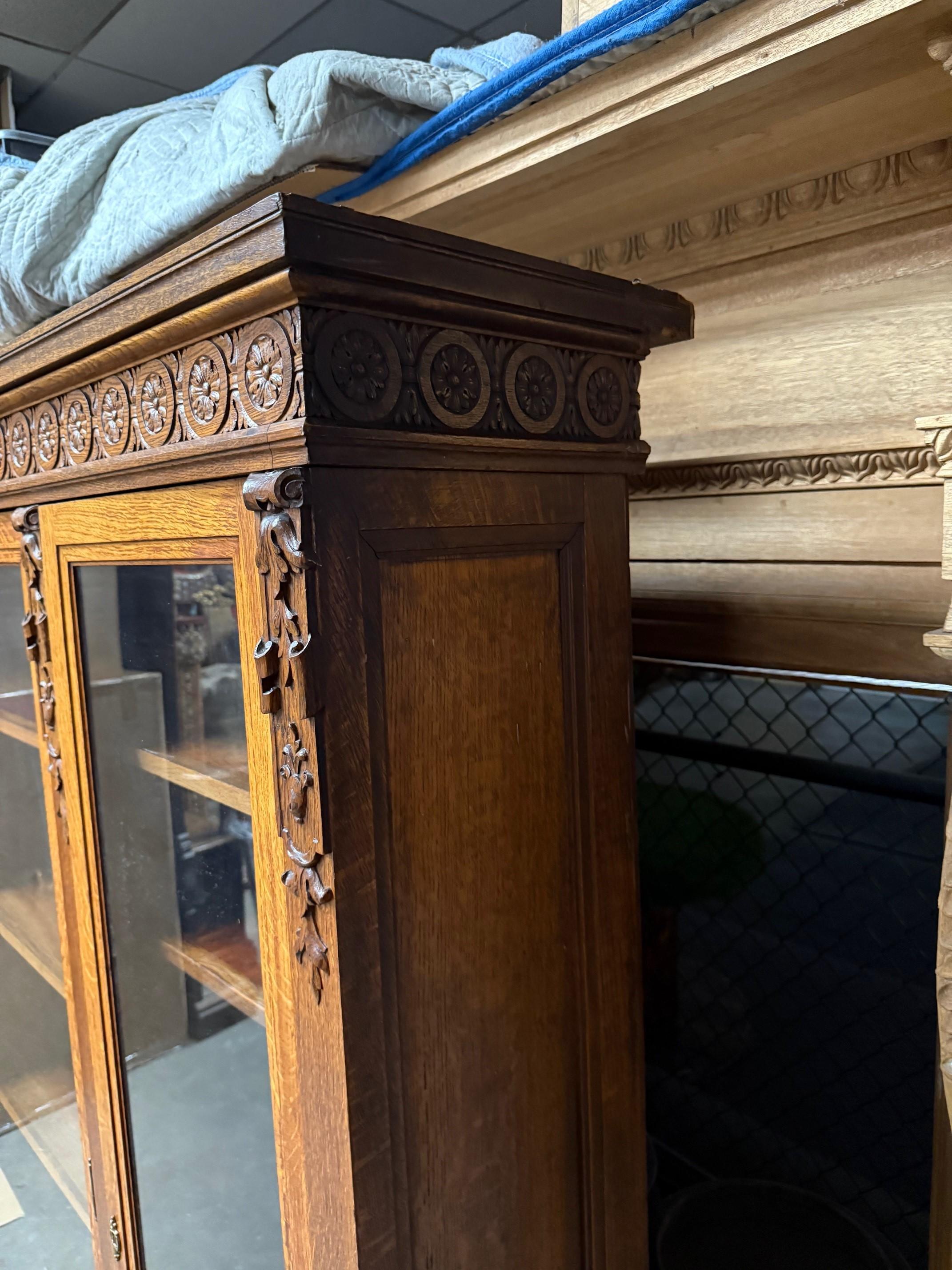 Ancienne bibliothèque à trois portes en Oak Oak sculpté et vitré en vente 8
