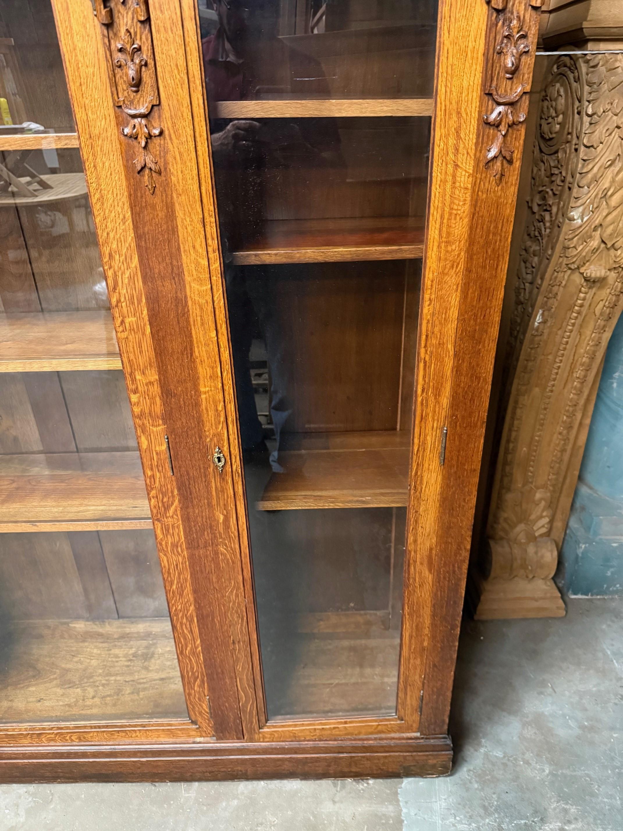 Ancienne bibliothèque à trois portes en Oak Oak sculpté et vitré en vente 9